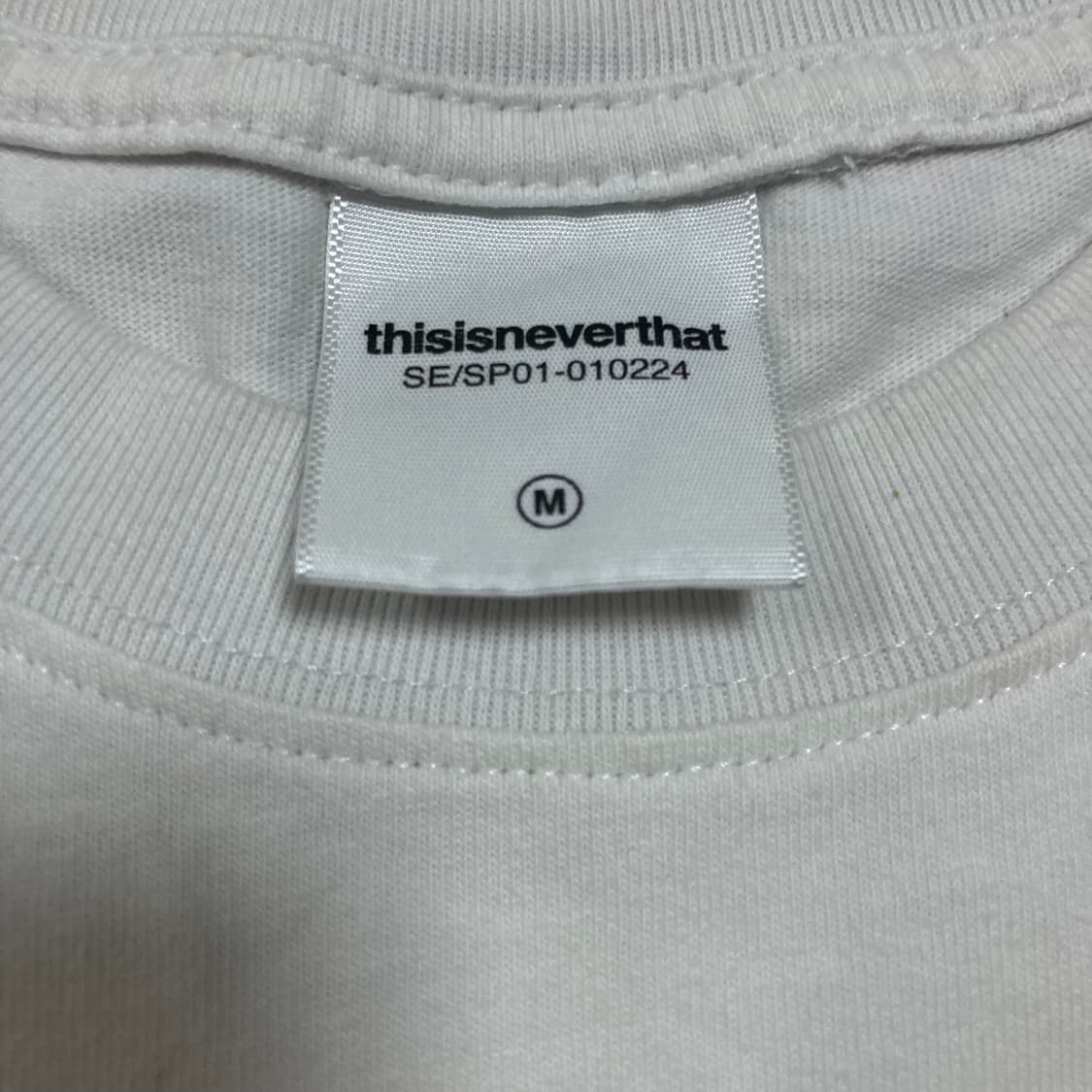 디스이즈네버댓 스몰 로고 화이트 반팔티 상품이미지3