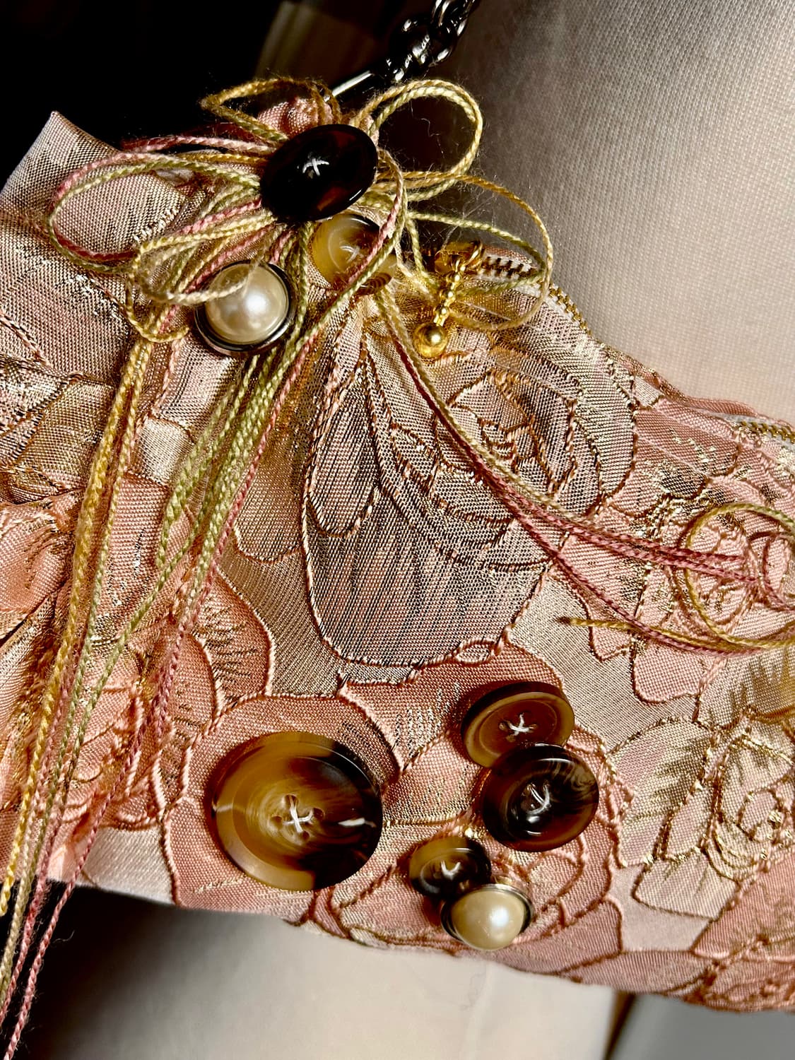 ･:*+. 핸드메이드 오리엔탈 그런지 플라워 단추 쿠션 가방 상품이미지3