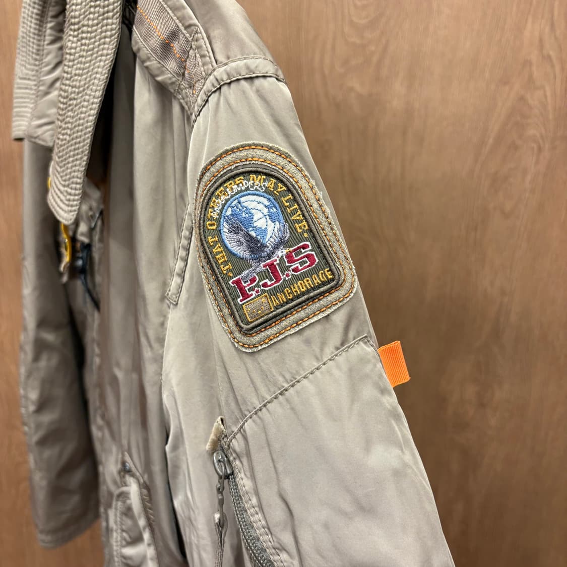 파라점퍼스 라이트 웨이트 나일론 자켓 옐로우 버클 스트랩 디테일 베이지 상품이미지7