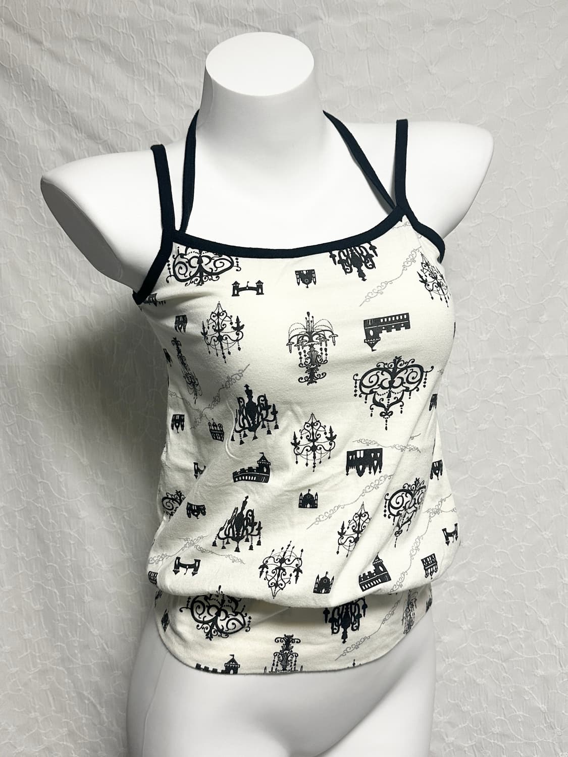 빈티지 갸루 샹들리에 패턴 슬리브리스 탑 상품이미지1