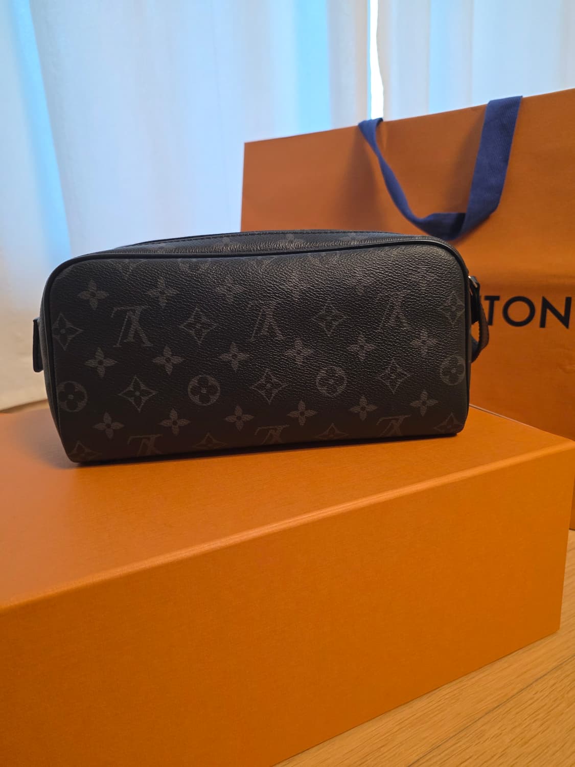 [25년] 루이비통 돕키트 토일렛 파우치 클러치 모노그램 이클립스 상품이미지3
