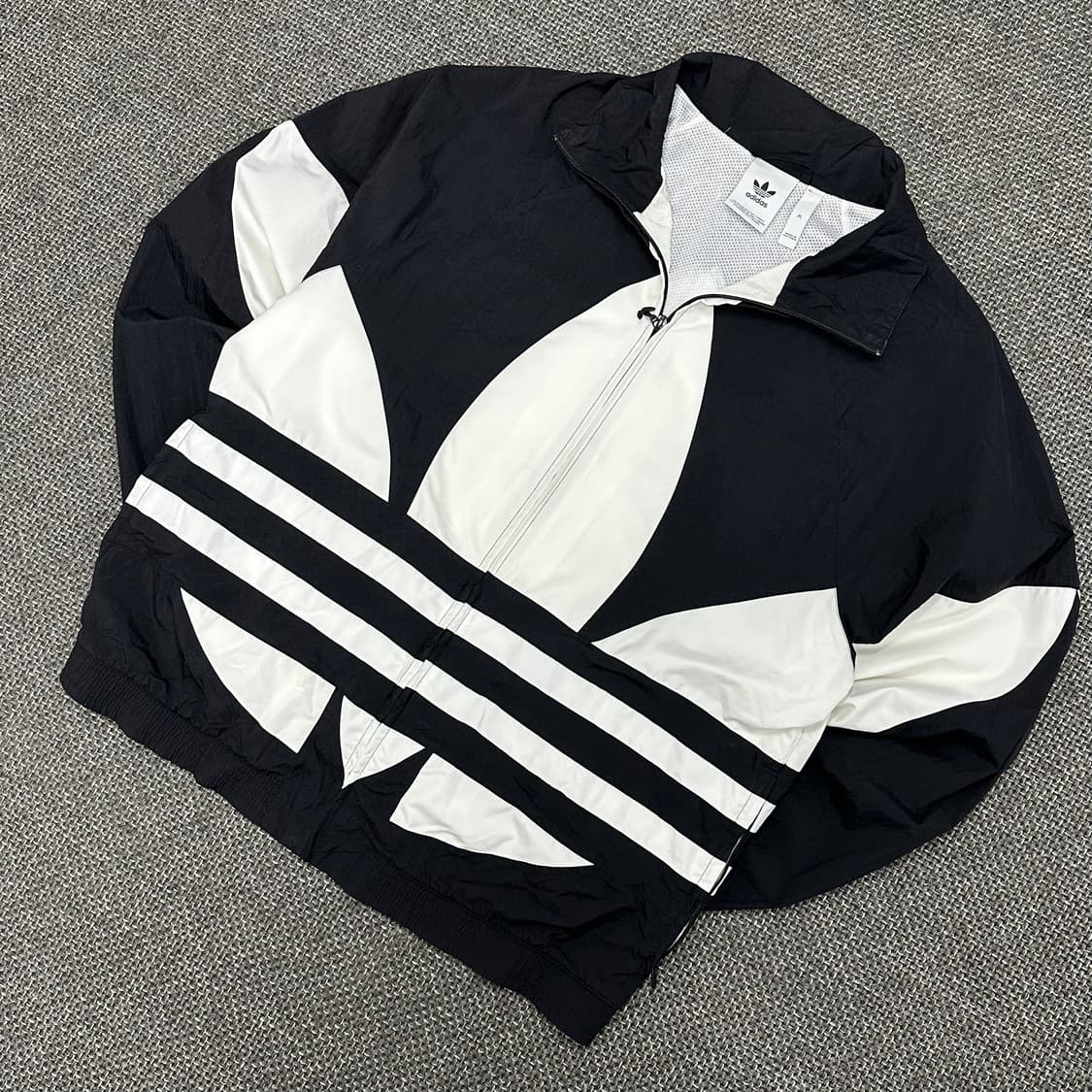 아디다스 신형 빅트레포일 바람막이 XL 상품이미지3