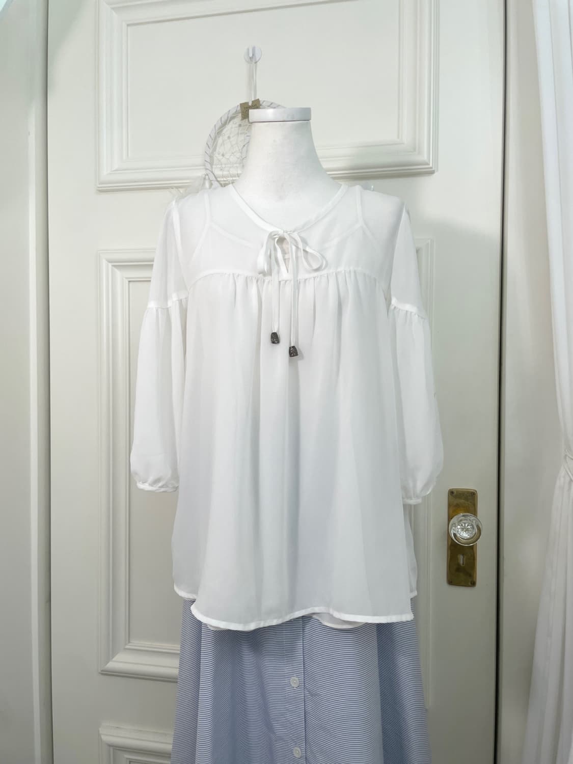 white sleeve embroidery summer blouse 상품이미지1