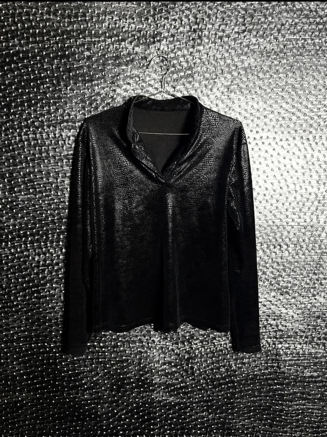 뱀피 코팅 브이넥  상품이미지1