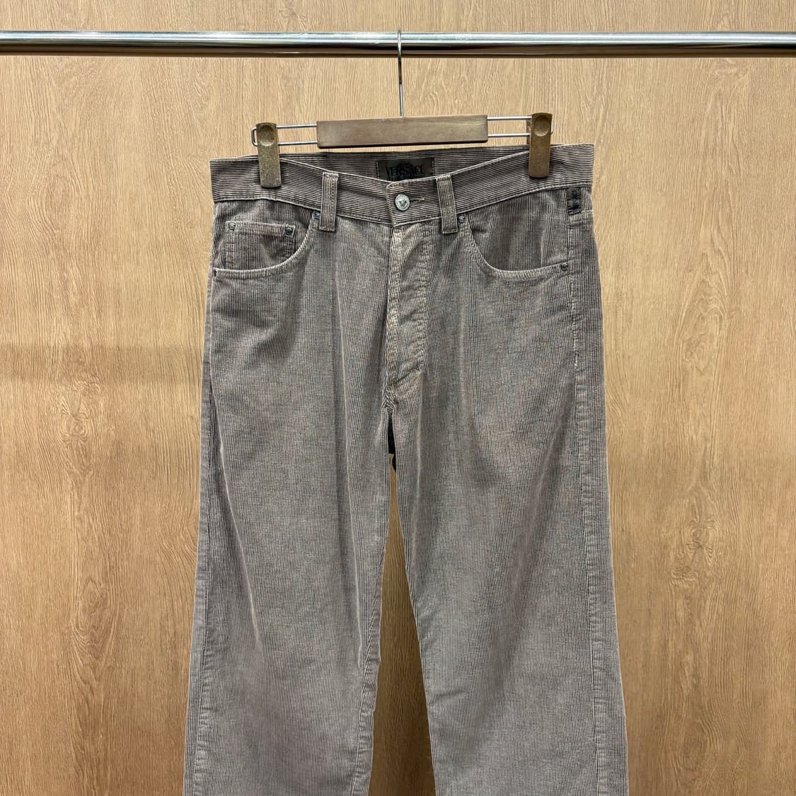 베르사체 진스 꾸뛰르 코듀로이 스트레이트 팬츠 로고 각인 디테일 브라운 상품이미지4