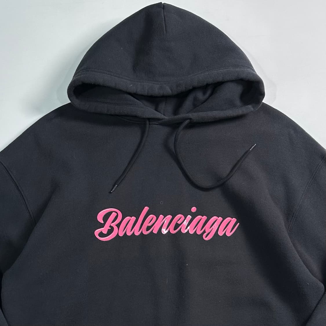 발렌시아가 핑크 로고 블랙 후드티   상품이미지2