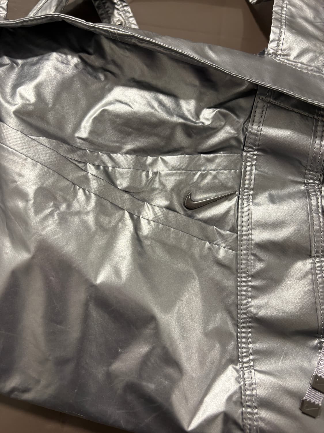 나이키 메탈실버 스우시 가방 상품이미지4