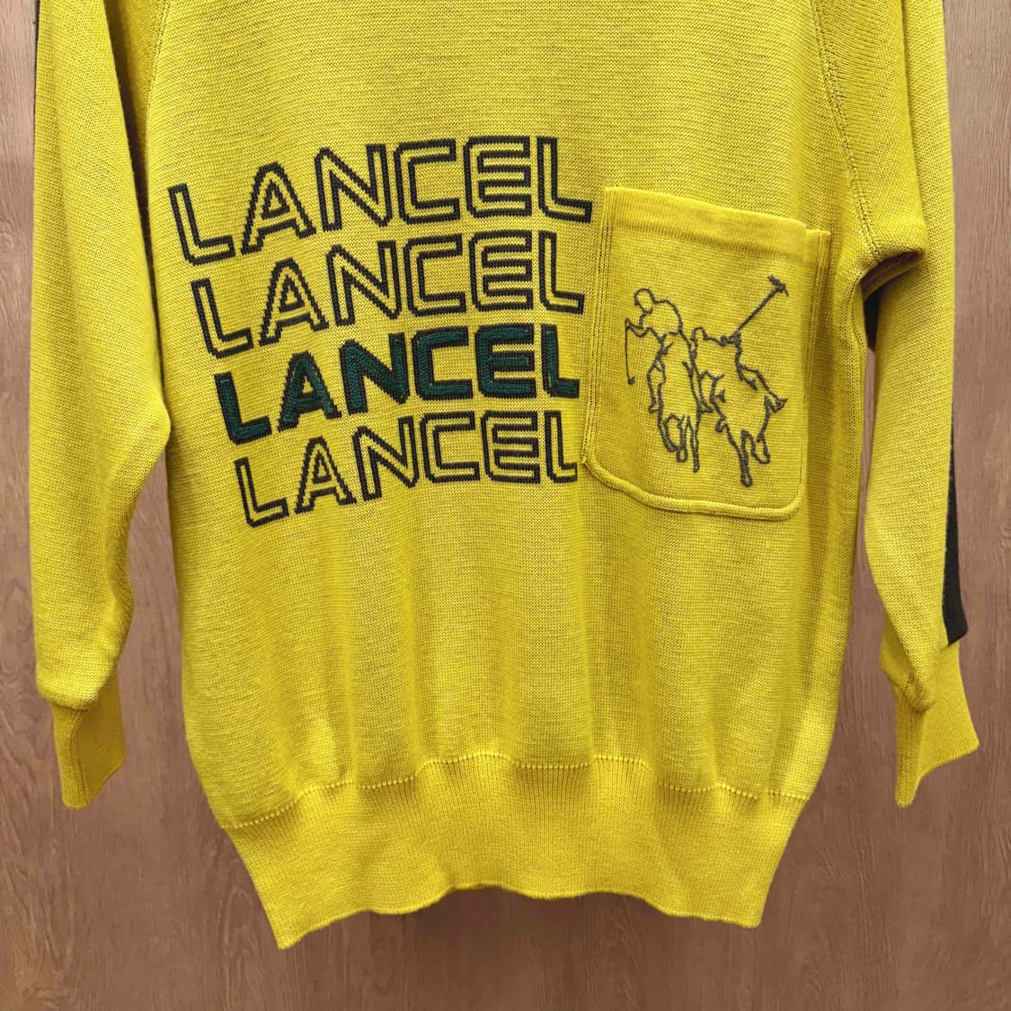 란셀 라운드넥 긴팔 니트 레터링 배색 어깨 포켓 디테일 옐로우 상품이미지5