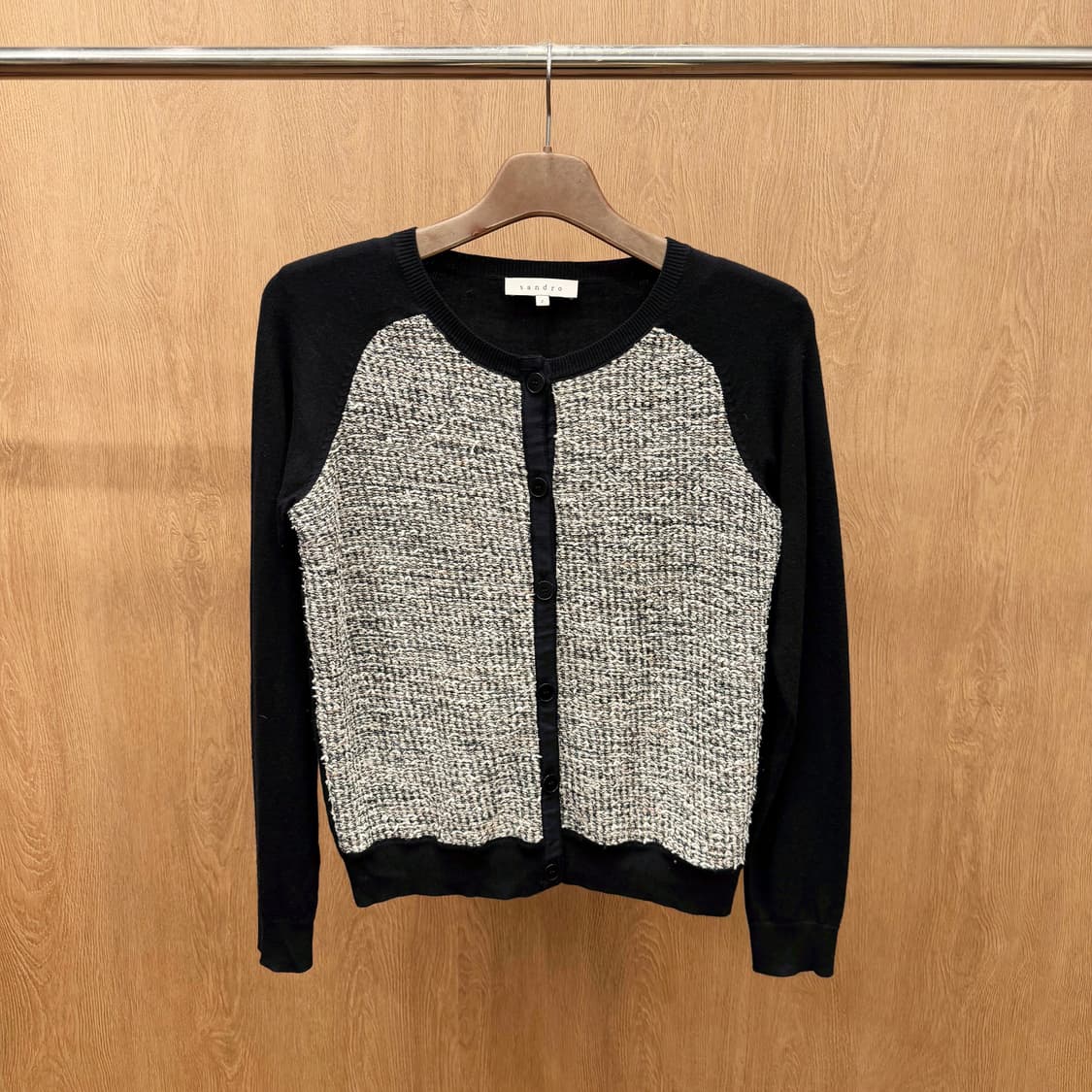 산드로 라운드넥 긴팔 가디건 전면 트위드 믹스 패널 버튼 립 디테일 블랙 상품이미지2