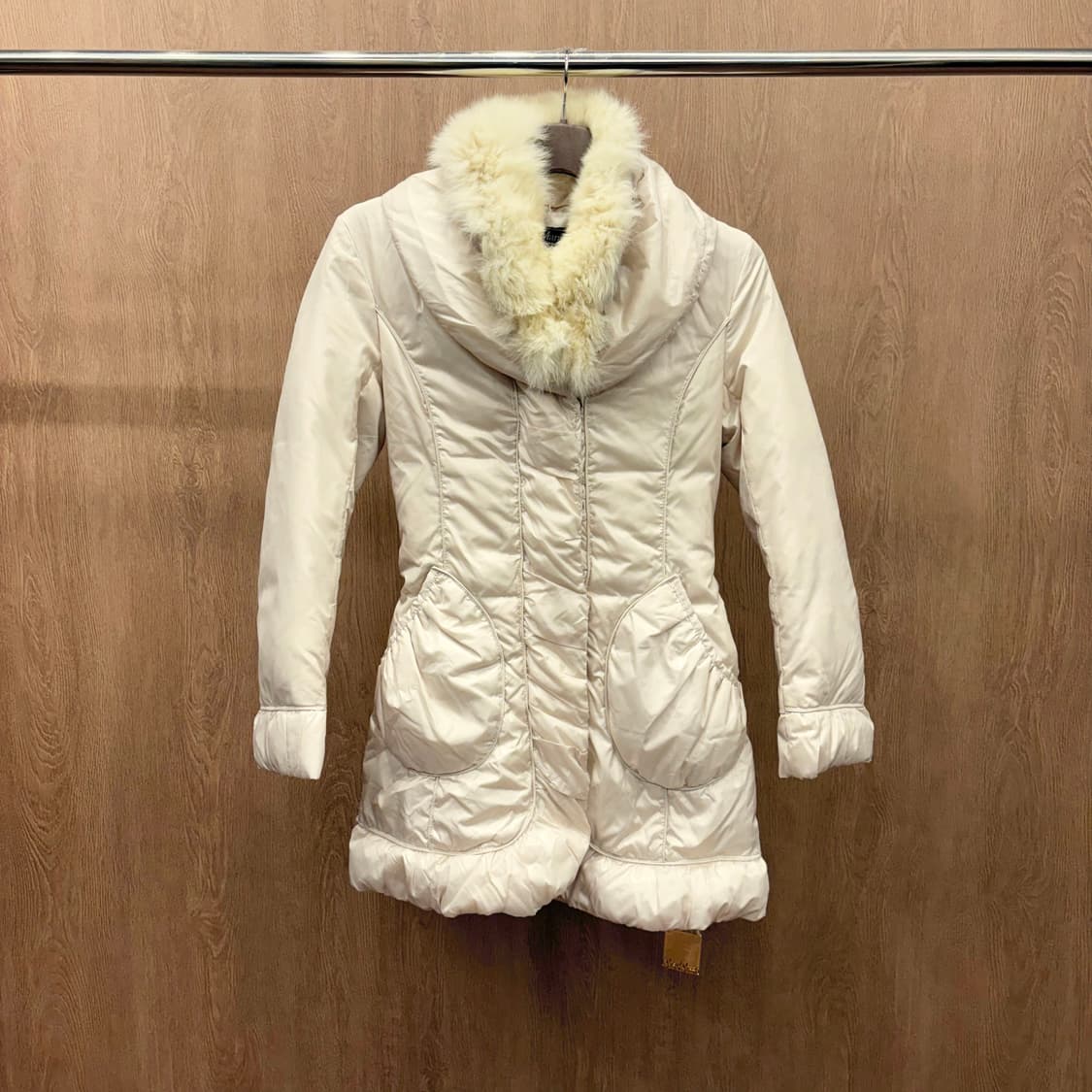 막스마라 위켄드 하프 패딩 코트 퍼 트리밍 백 스트랩 디테일 아이보리 상품이미지2