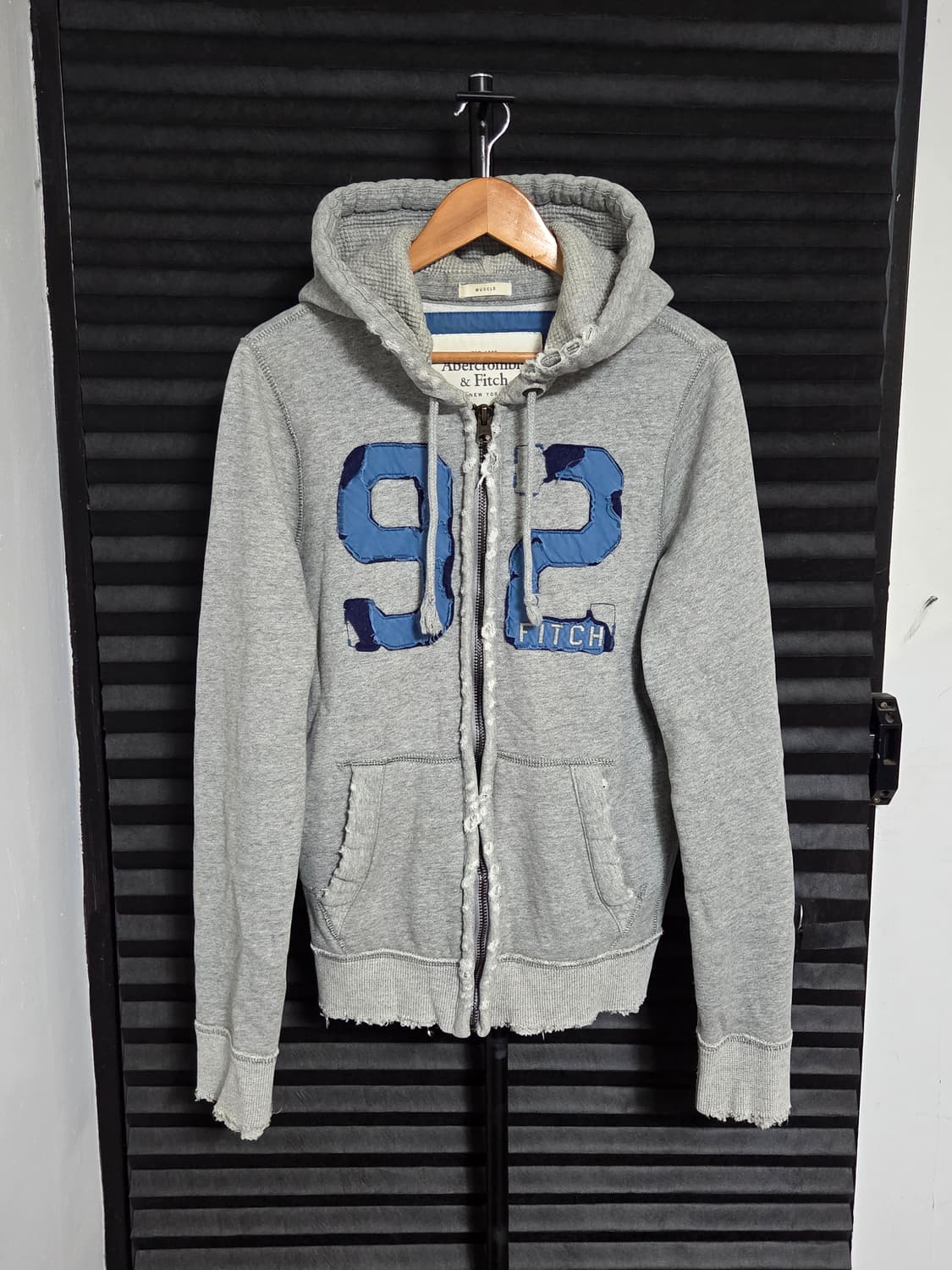 [아베크롬비 앤 피치] 아플리케 디스트로이드 후드집업 | 00178 상품이미지1