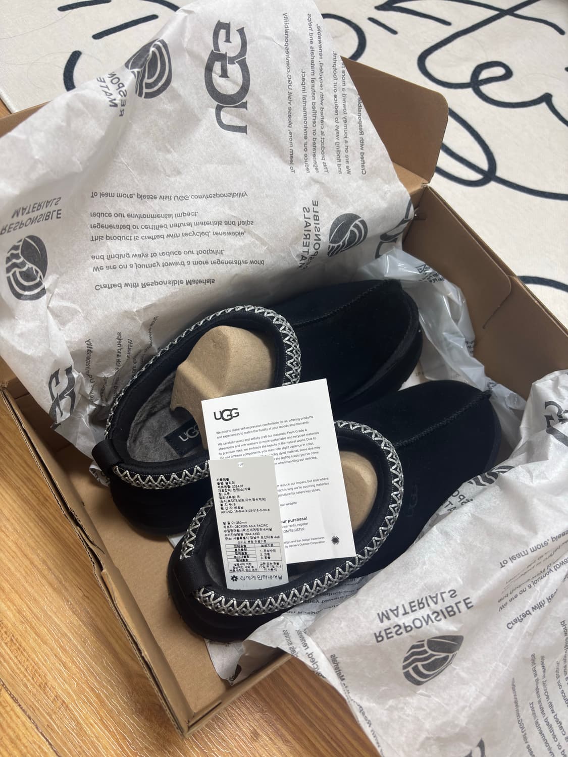 어그UGG 스티치 칼라 플랫폼 슬리퍼 블랙 250 상품이미지1