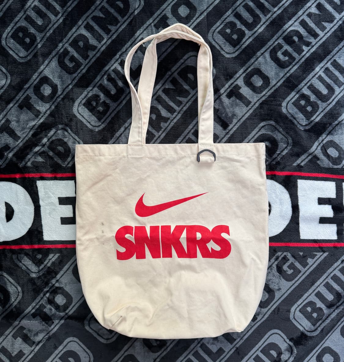 나이키  SNKRS 에코 백 내츄럴 레드 상품이미지1