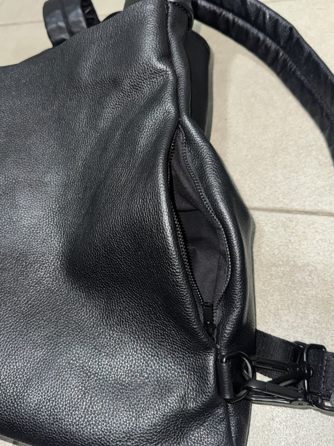 Cos 카우 하이드 레더 백 상품이미지7