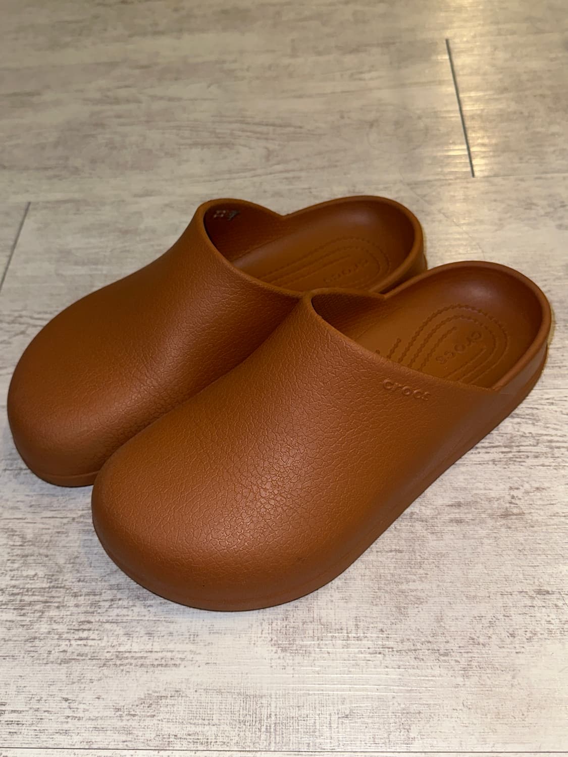 크록스 남여공용 딜런 클로그 코냑 m6 (250) 상품이미지1