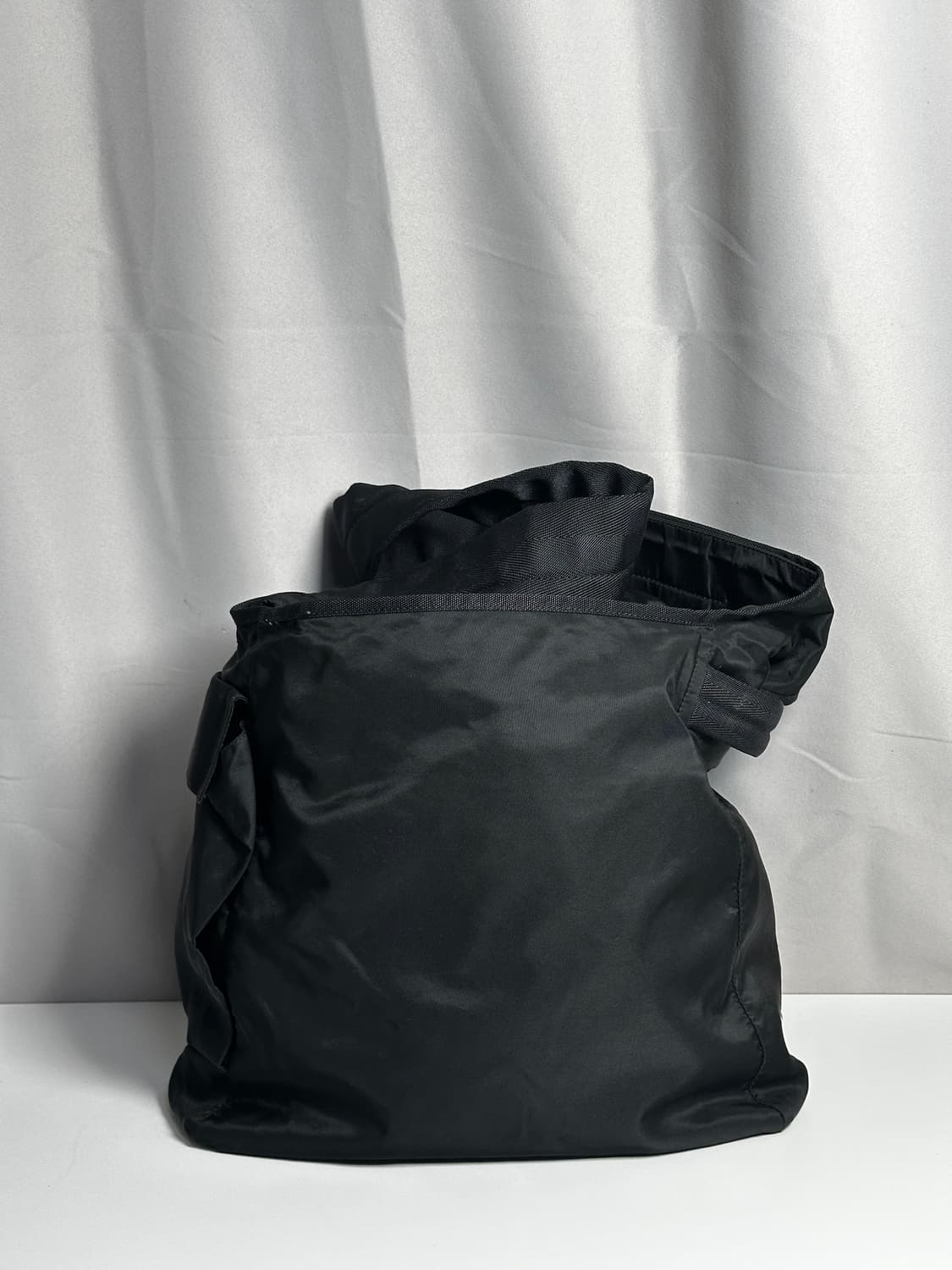 프라다 나일론 드로스트링 크로스백 상품이미지2