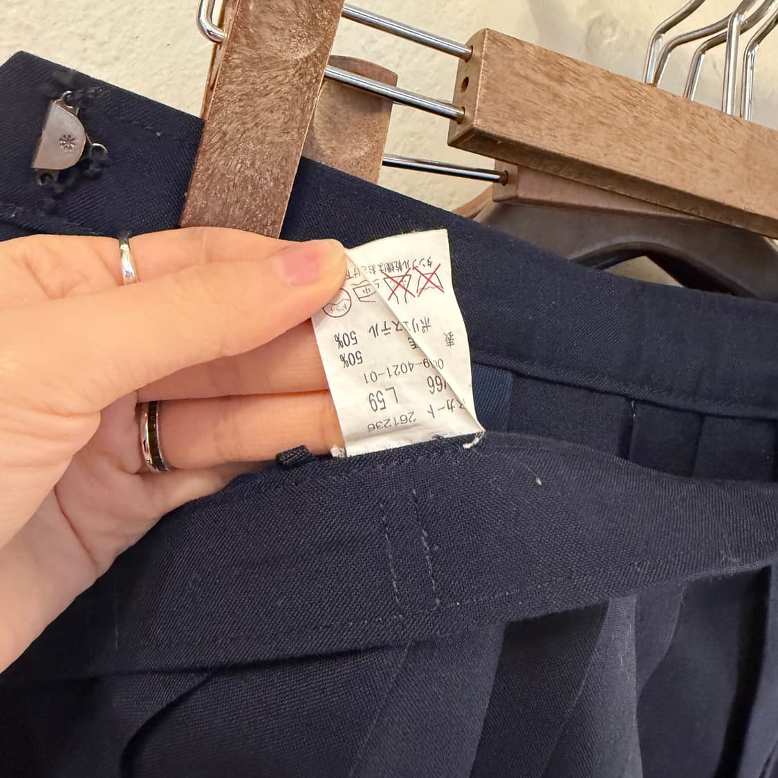 빈티지 플리츠 미디 스커트 허리 사이드 버클 디테일 A라인 네이비 상품이미지5