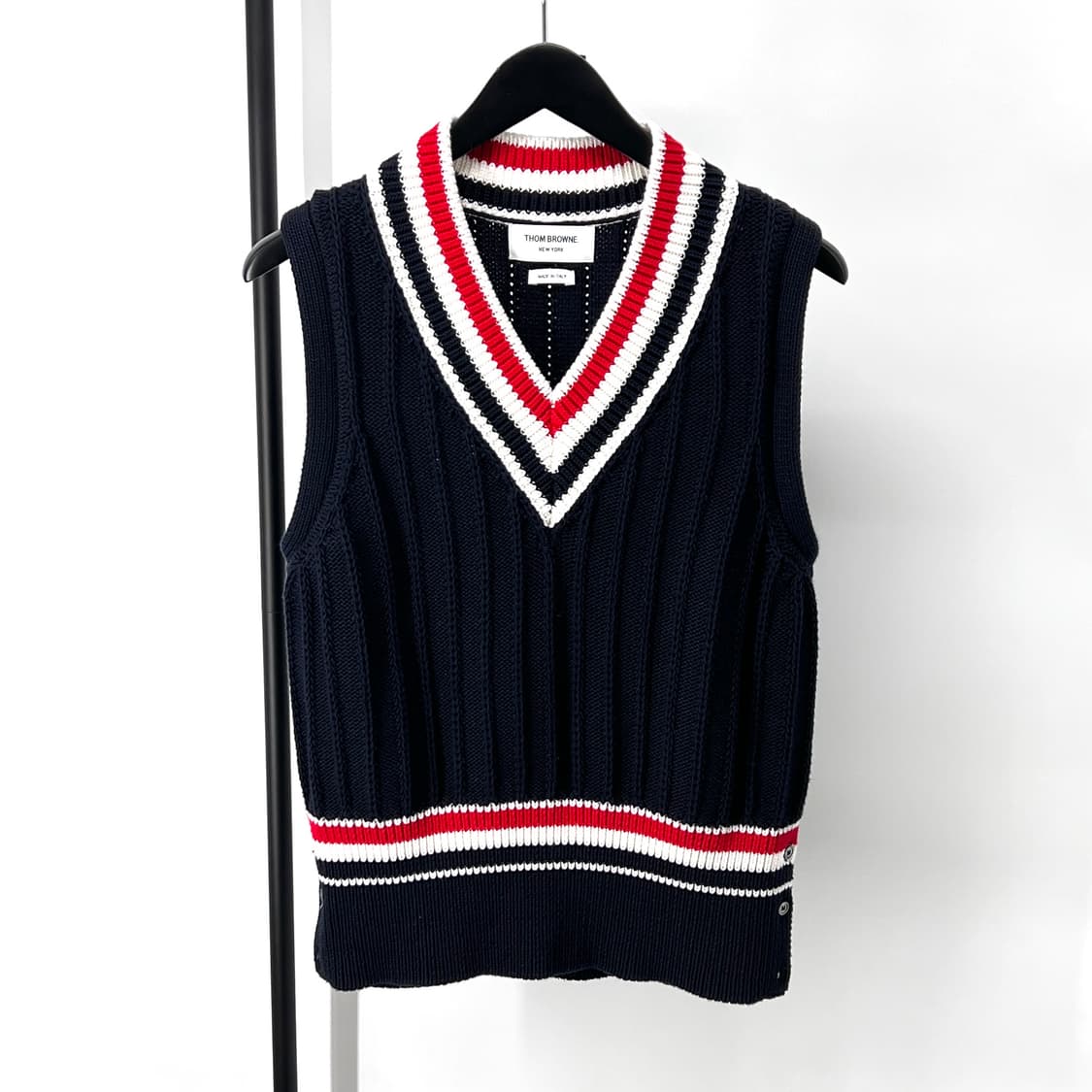 [22FW] 톰브라운 삼선 케이블 니트 베스트 조끼 (MKV060A) 상품이미지1
