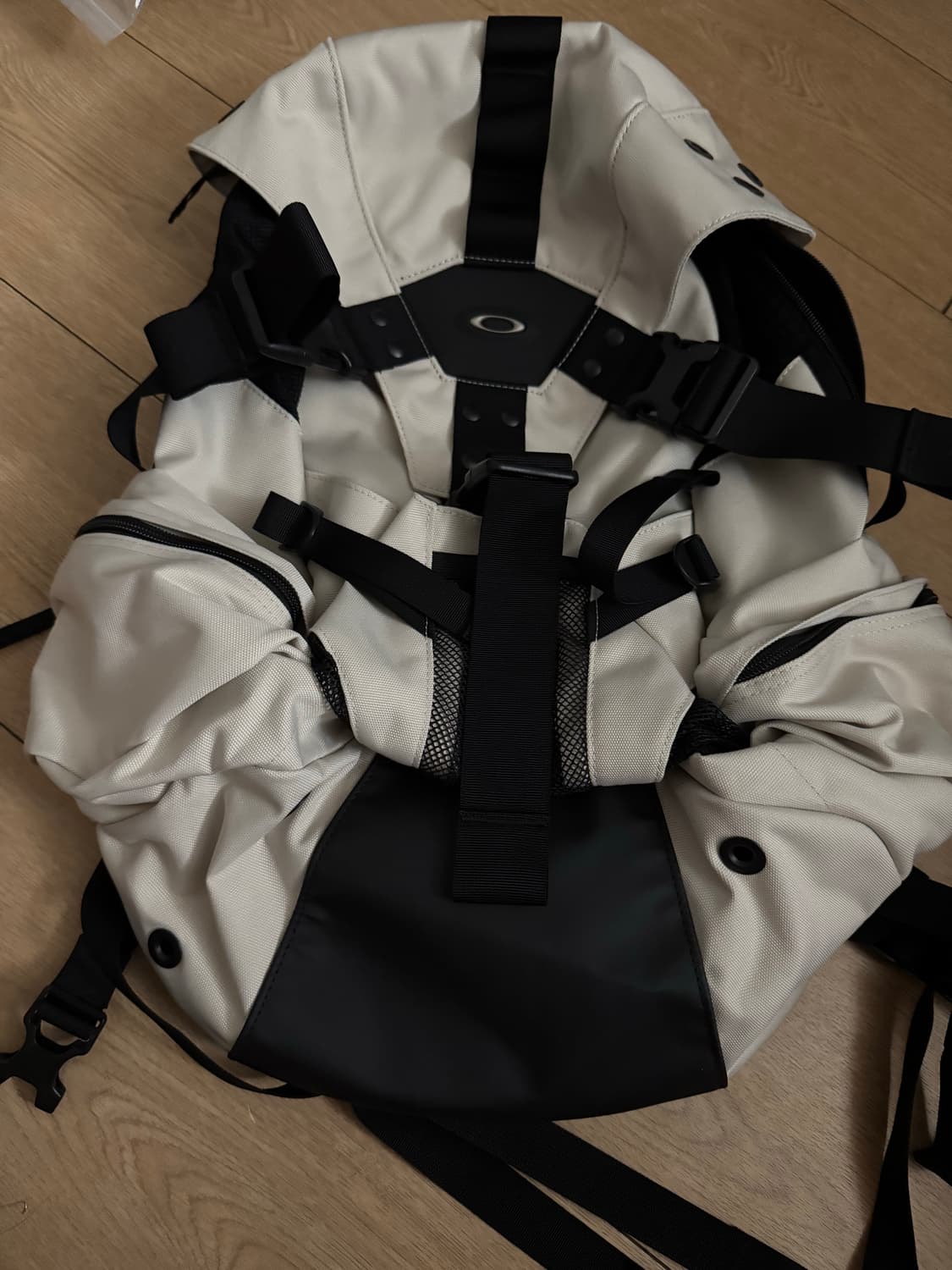 오클리 백팩 (흰색) 팝니다. 상품이미지1