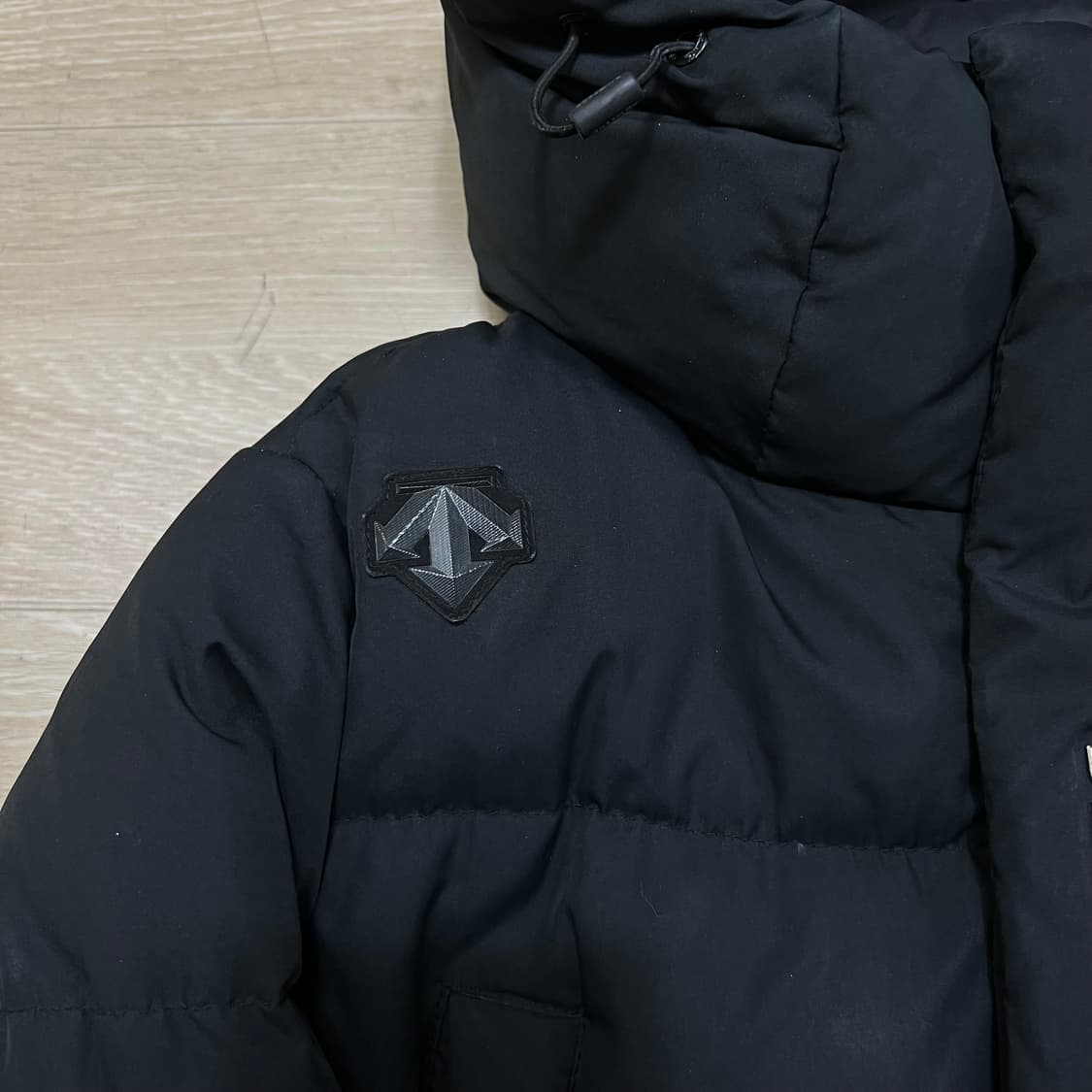 데상트 여성 구스다운 와펜 빅로고 롱패딩 점퍼 [블랙] S/85 상품이미지4