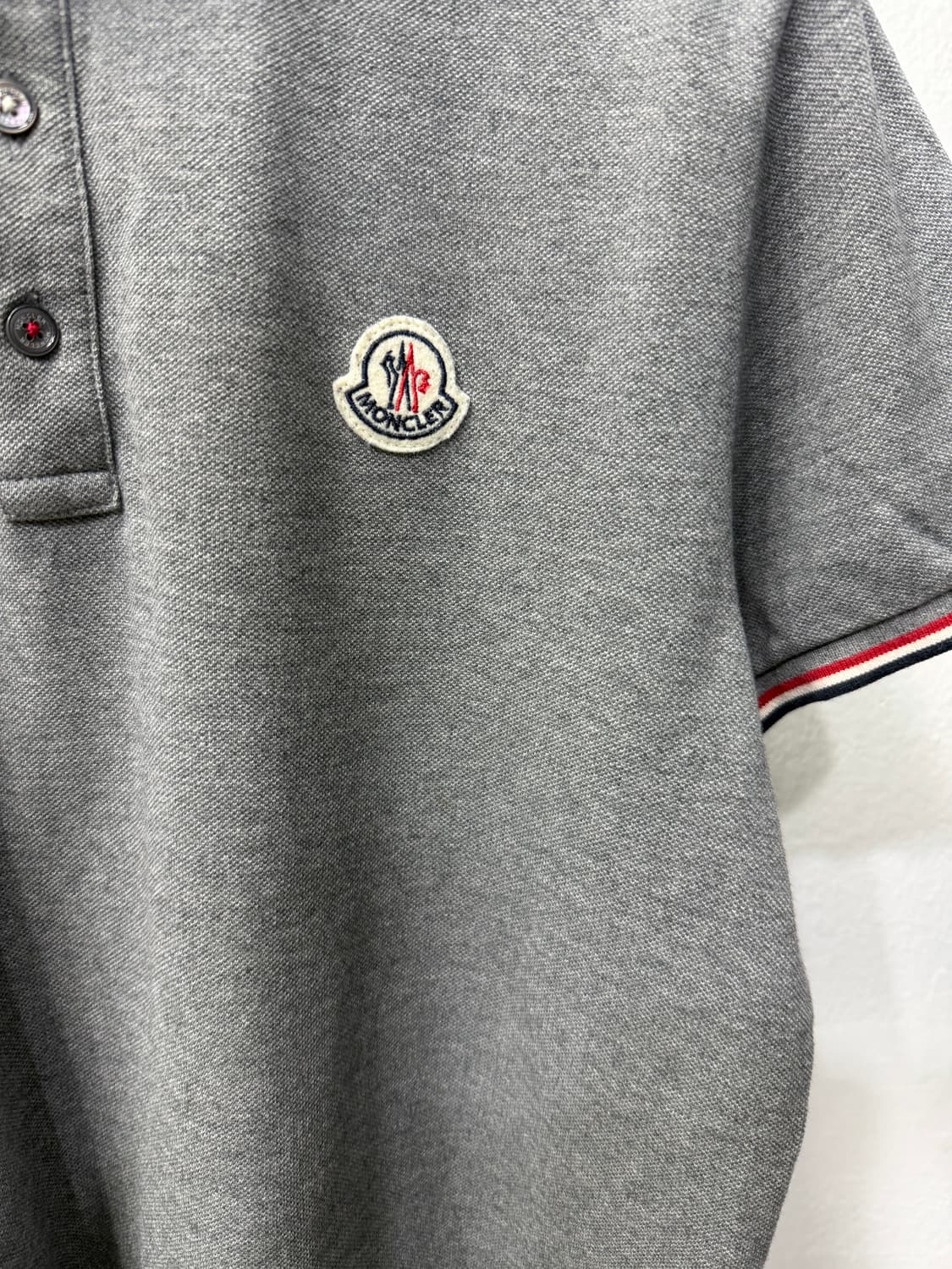 정품) 몽클레어 여성 그레이 삼선 카라 반팔 티셔츠 L 상품이미지4