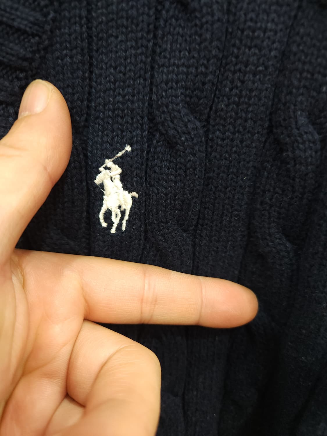 폴로 랄프로렌 네이비 케이블 코튼 브이넥 니트
​
 상품이미지5