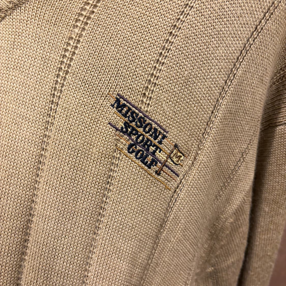 미쏘니 스포츠 브이넥 긴팔 니트 세로 립 패턴 로고 자수 디테일 베이지 상품이미지6