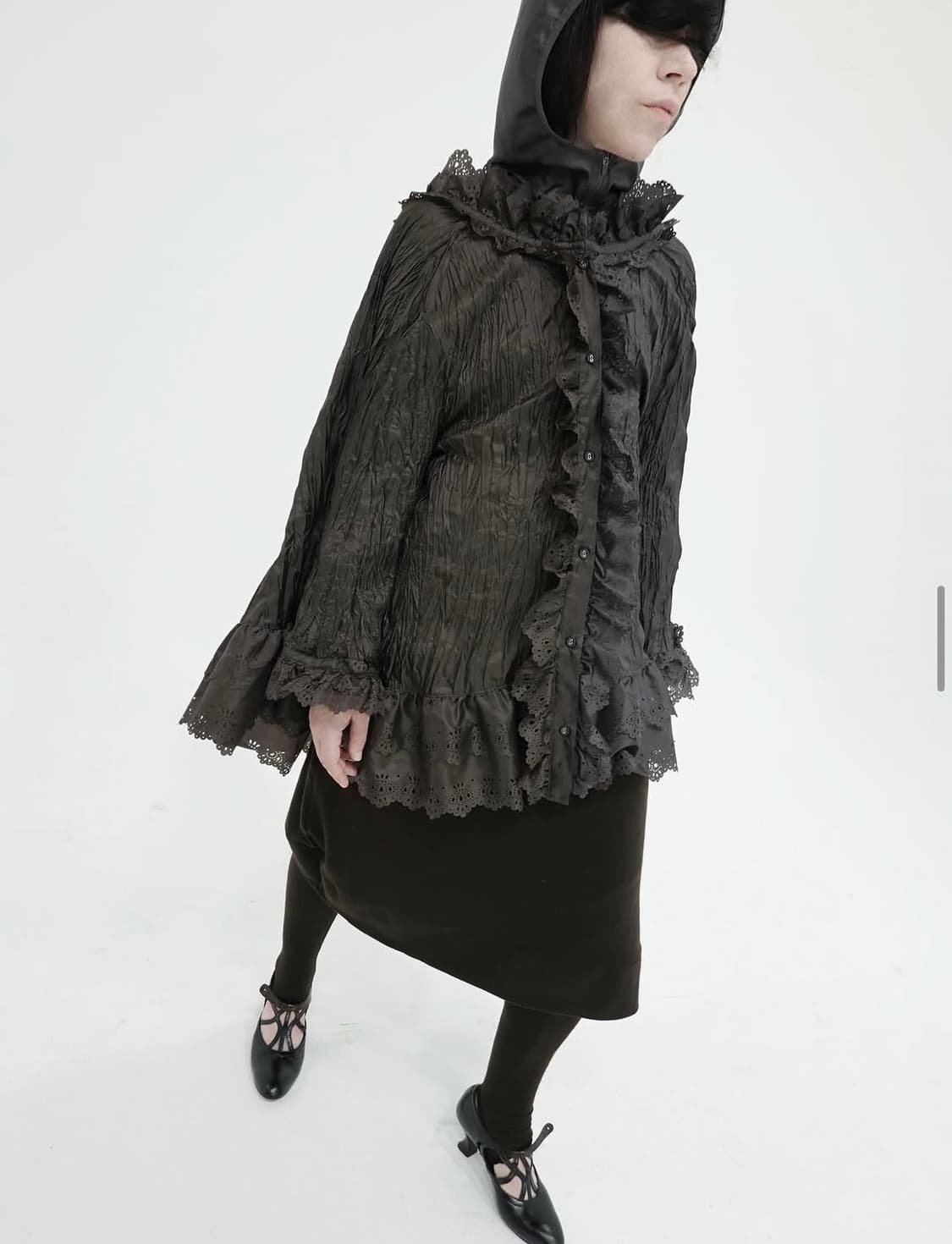 Eonts 에옹쓰 토넬 펀칭 블라우스 블랙 상품이미지1