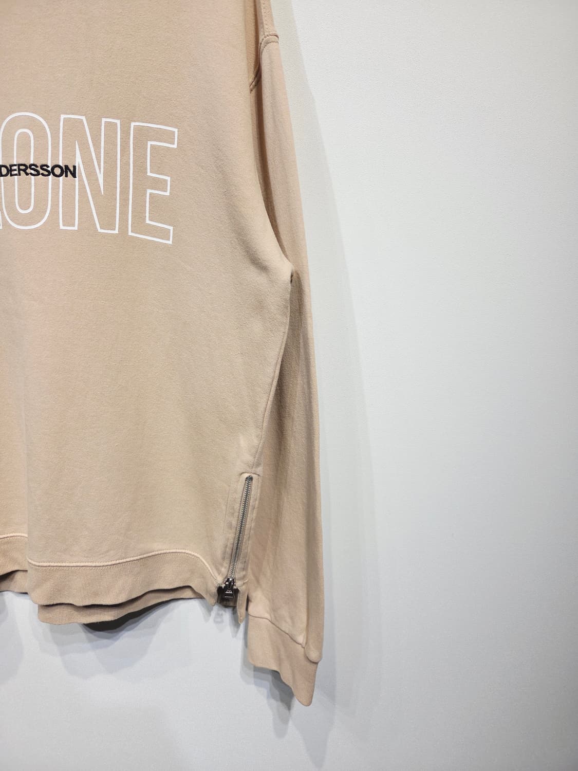앤더슨벨 ALONE 레터링 사이드 지퍼 맨투맨 베이지 상품이미지5