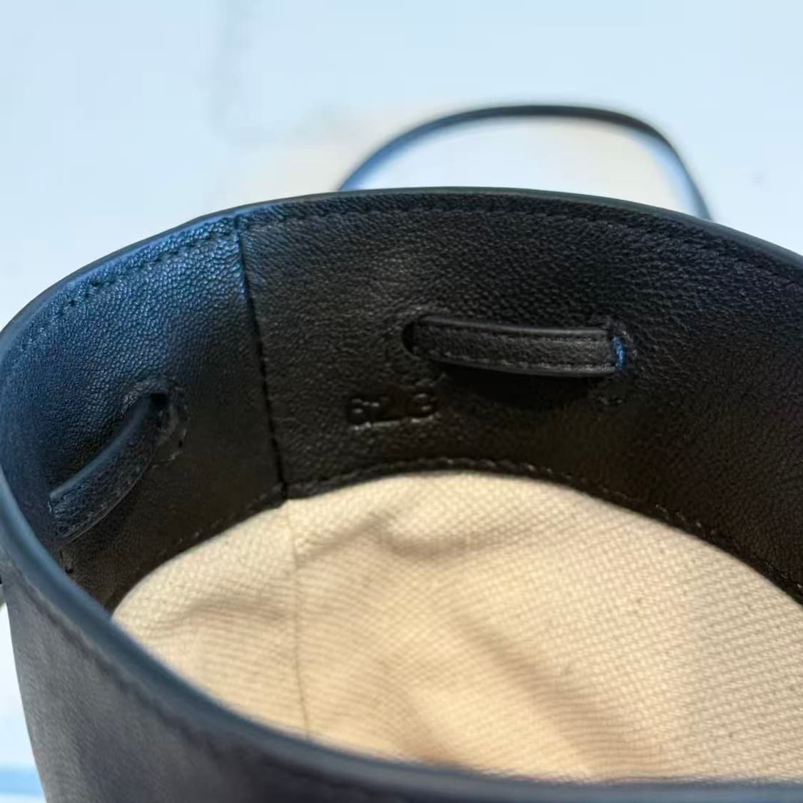 미우 미우 나파 레더 미니백 블랙 상품이미지5