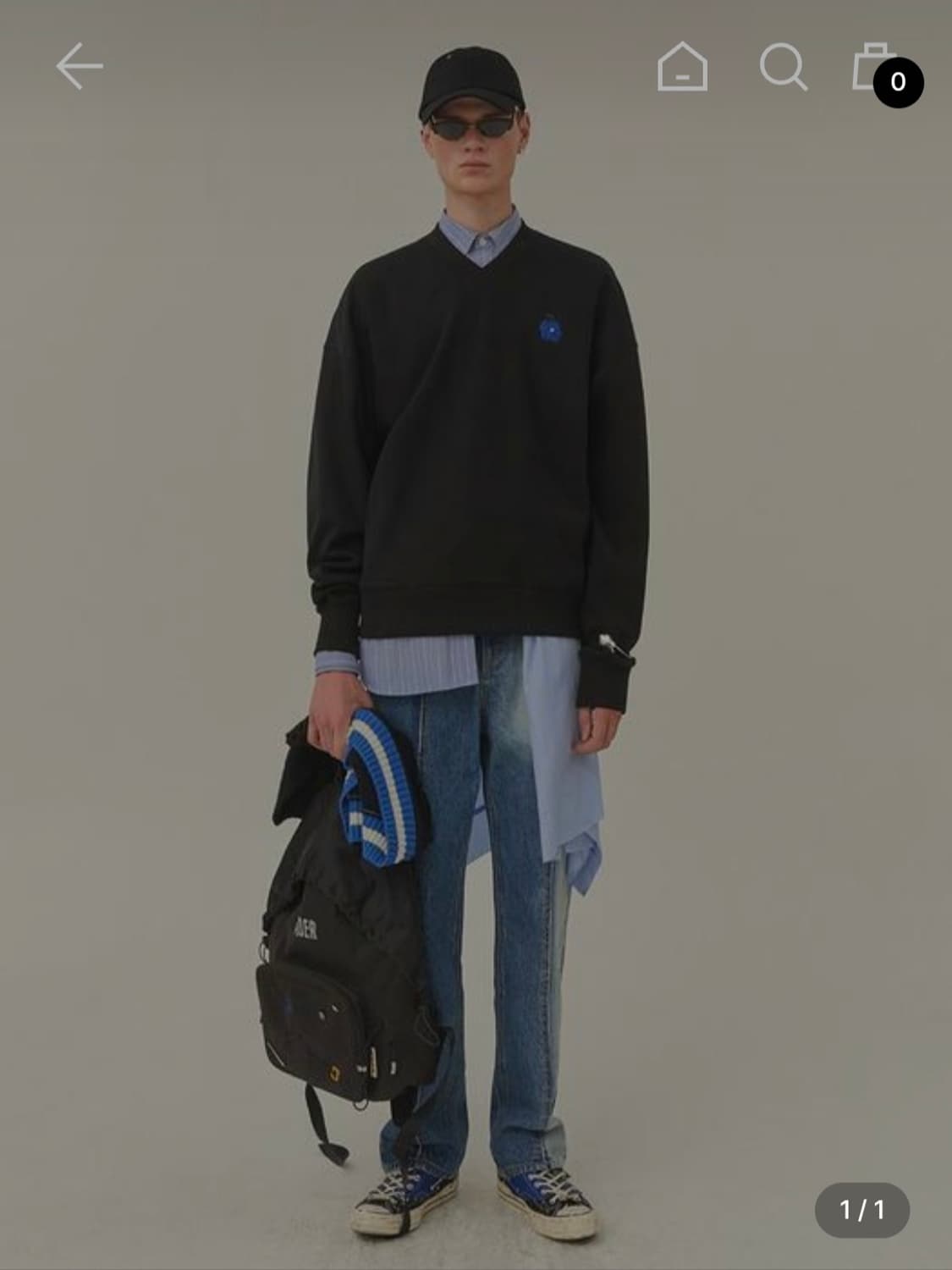 아더에러 브이넥 스웻셔츠 블랙 구해요. 상품이미지1