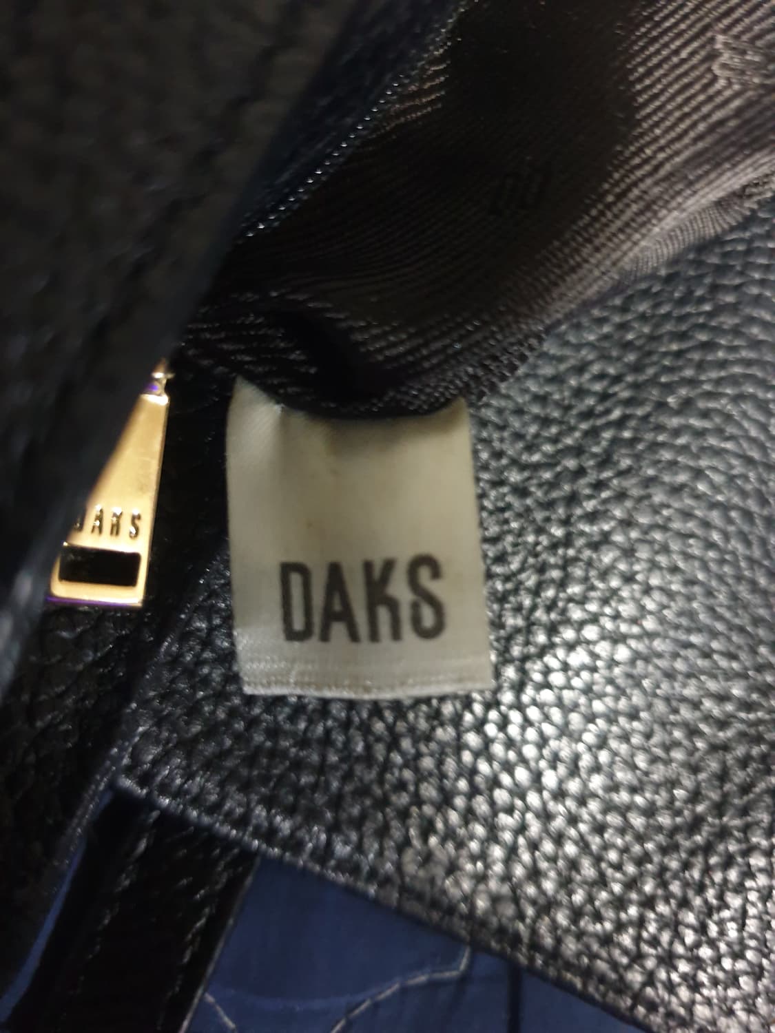 (단종매물) 닥스 스터드 DD금장로고 소가죽 크로스 숄더백 블랙 상품이미지4