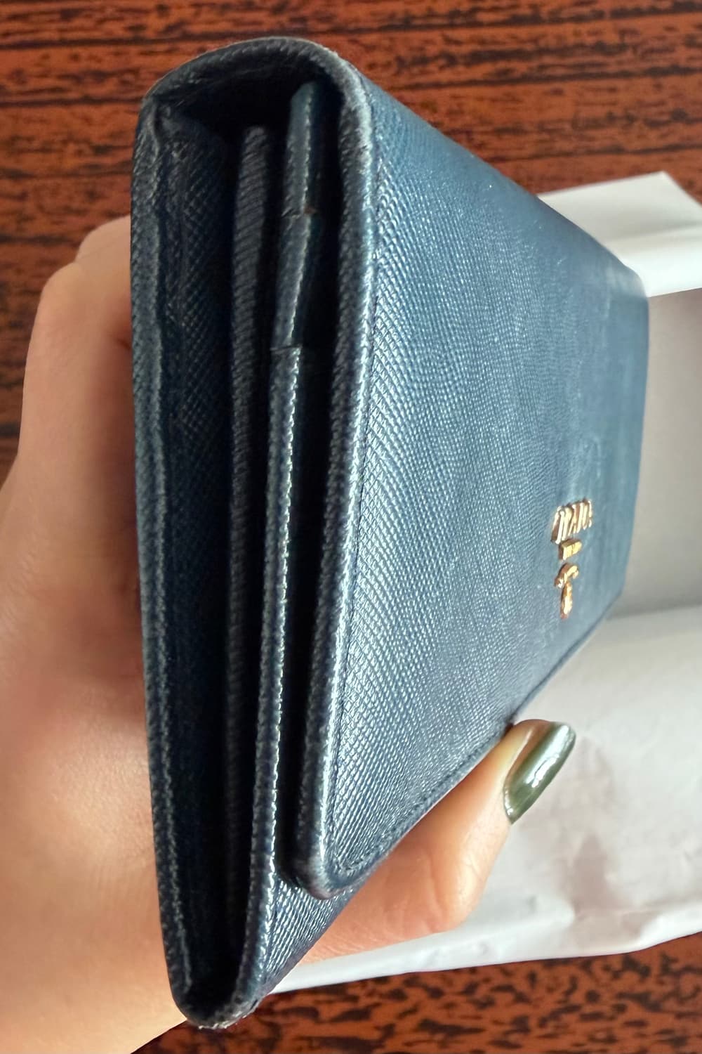 프라다 Prada 네이비 사피아노 레더 금장 레터링 로고 장지갑 박스포함 상품이미지6