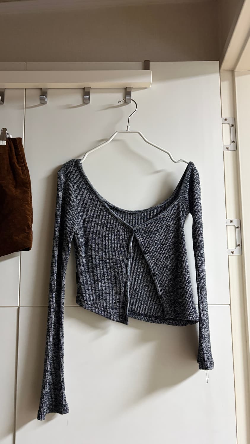 쓰리타임즈 원숄더 가디건 니트 상품이미지1