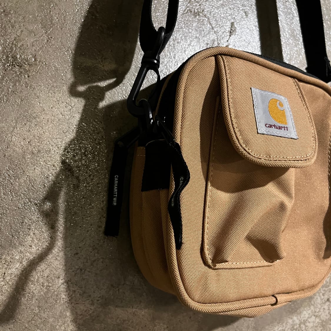 칼하트 wip 미니 크로스백 상품이미지4