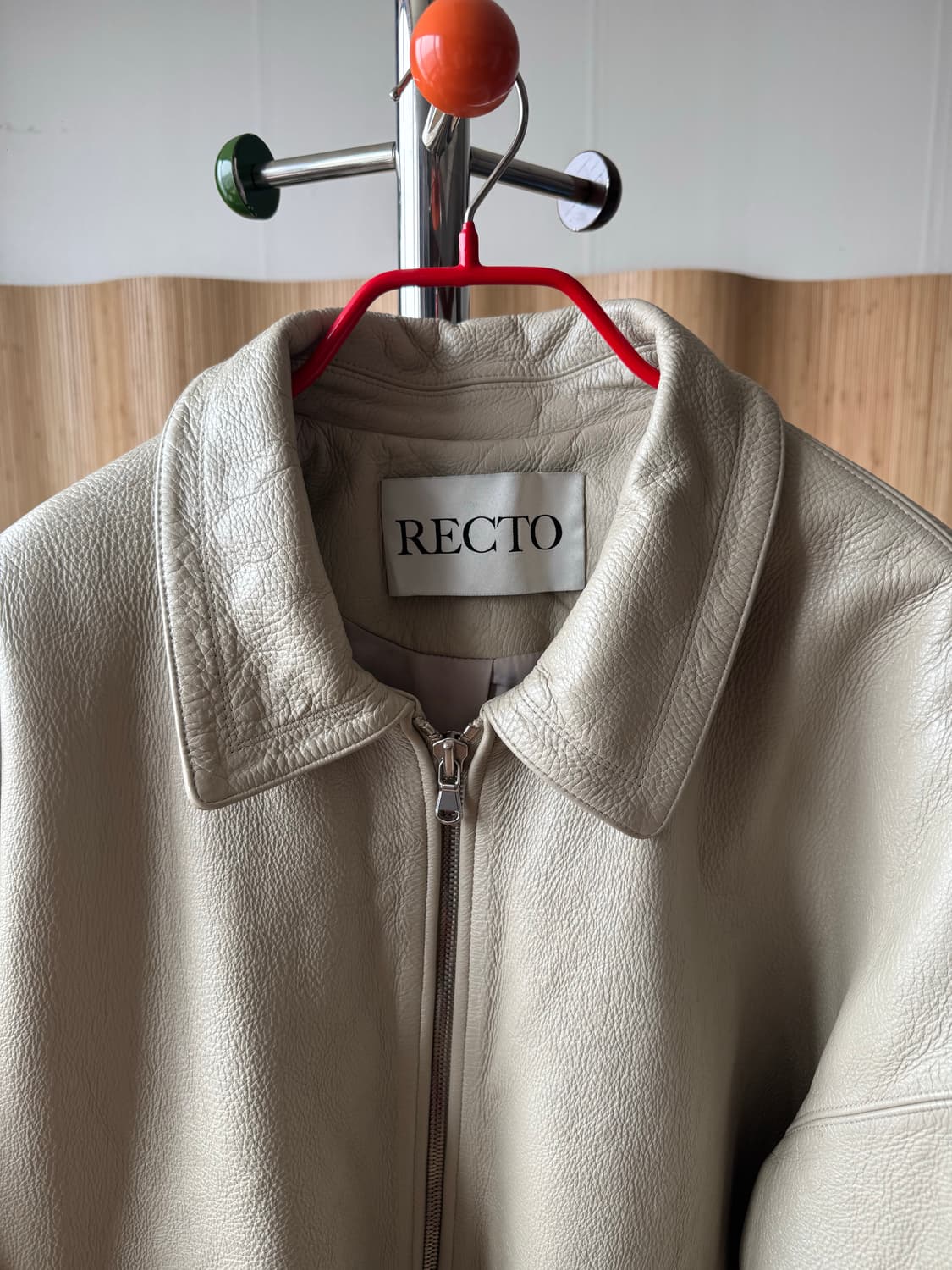 [L] 렉토(RECTO) 카우하이드 가죽 자켓 (크림/베이지) 구성품 X 상품이미지4