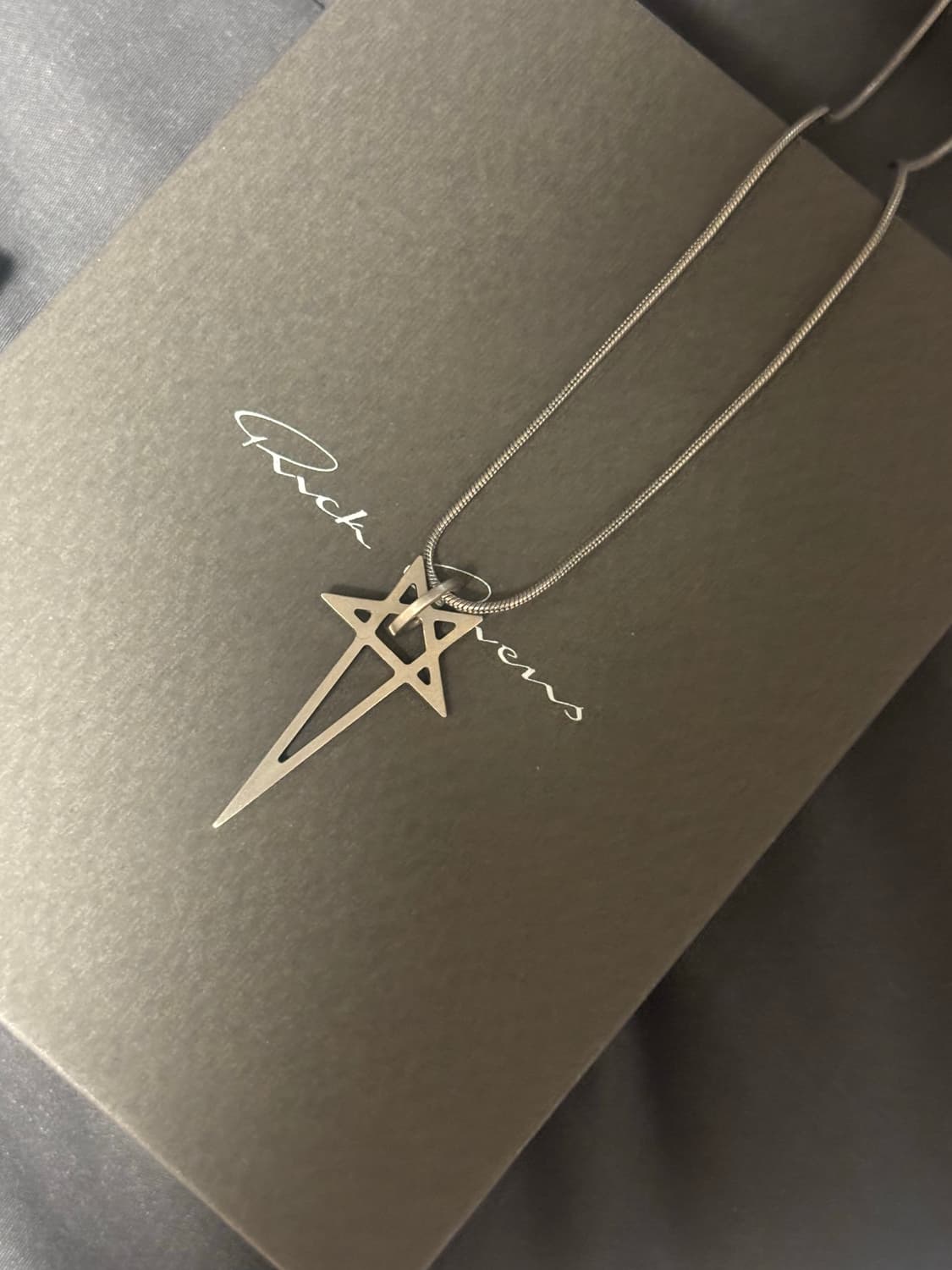 릭오웬스 펜타그램 참 목걸이 상품이미지1