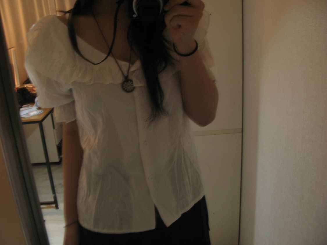 frill V-neck short-sleeved blouse 상품이미지1