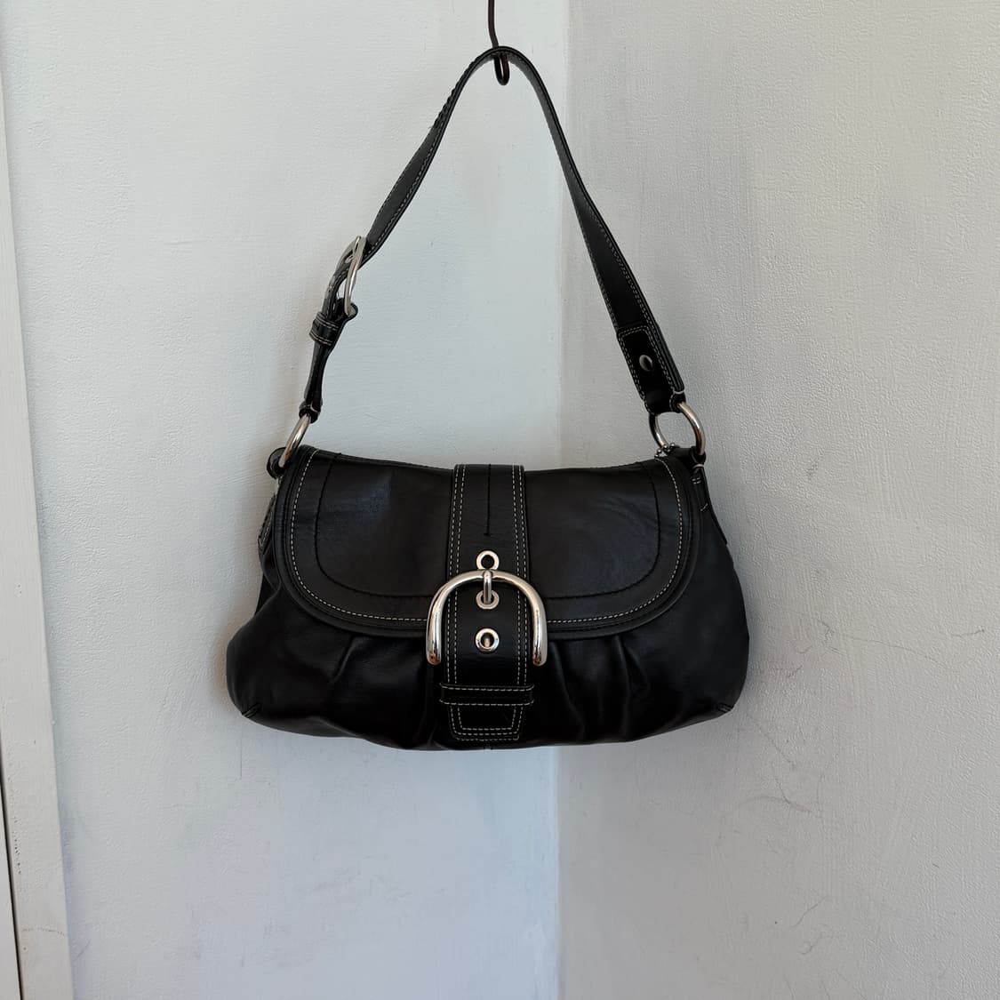 Coach leather buckle shoulder bag 상품이미지2