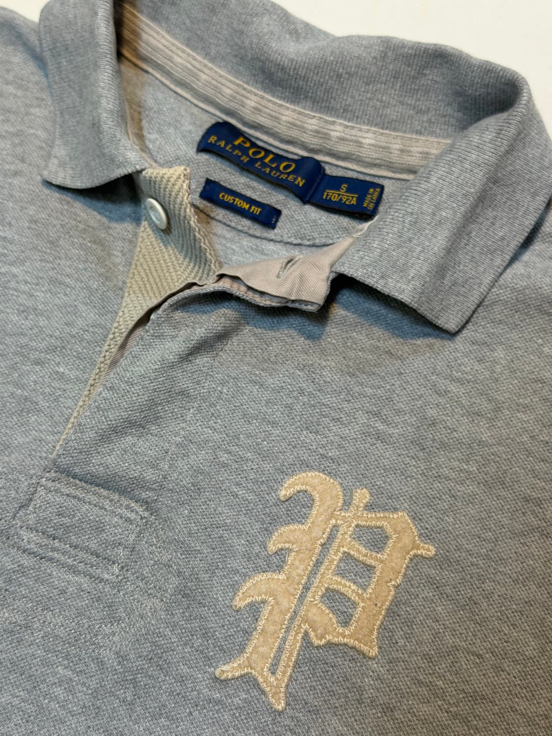 폴로 랄프로렌 올드 잉글리쉬 P로고 카라티 그레이 상품이미지2