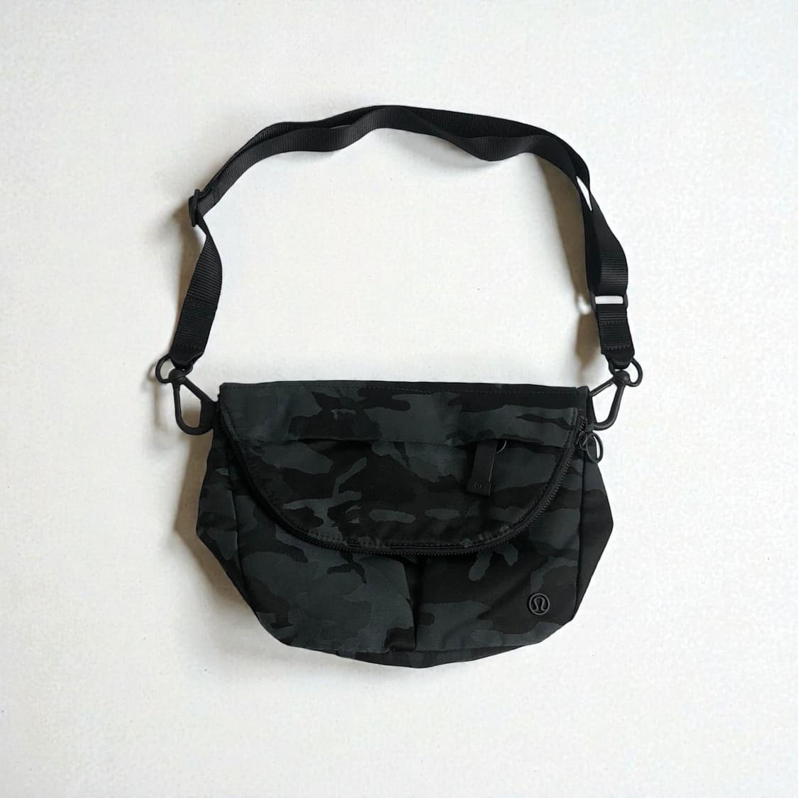 룰루레몬 카모 크로스백 상품이미지1