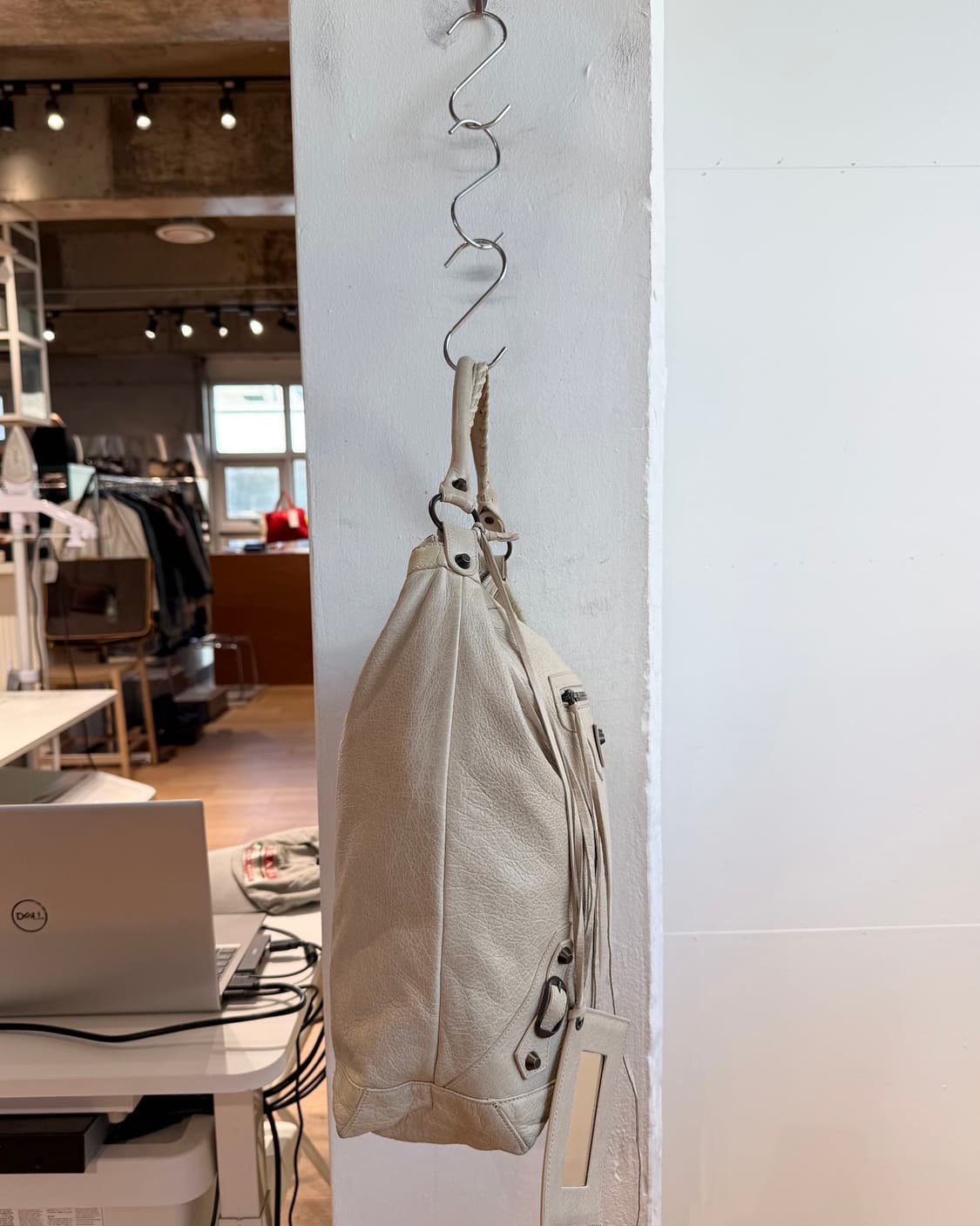 발렌시아가 베이지 클래식 데이 숄더백 상품이미지3