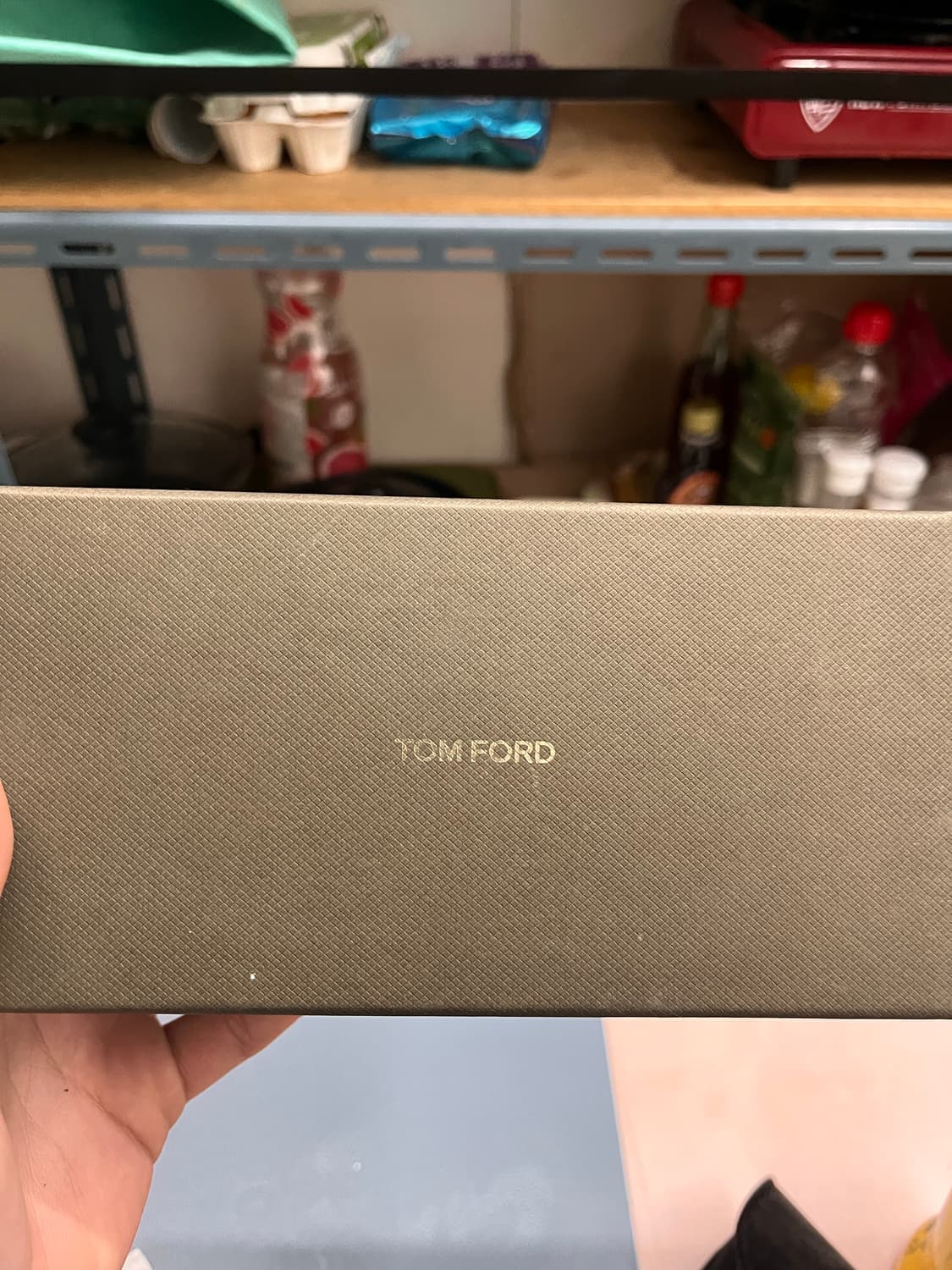 남녀공용으로 인기가 많은 스퀘어 형태의 아세테이트(뿔테) 선글라스입니다. 상품이미지2