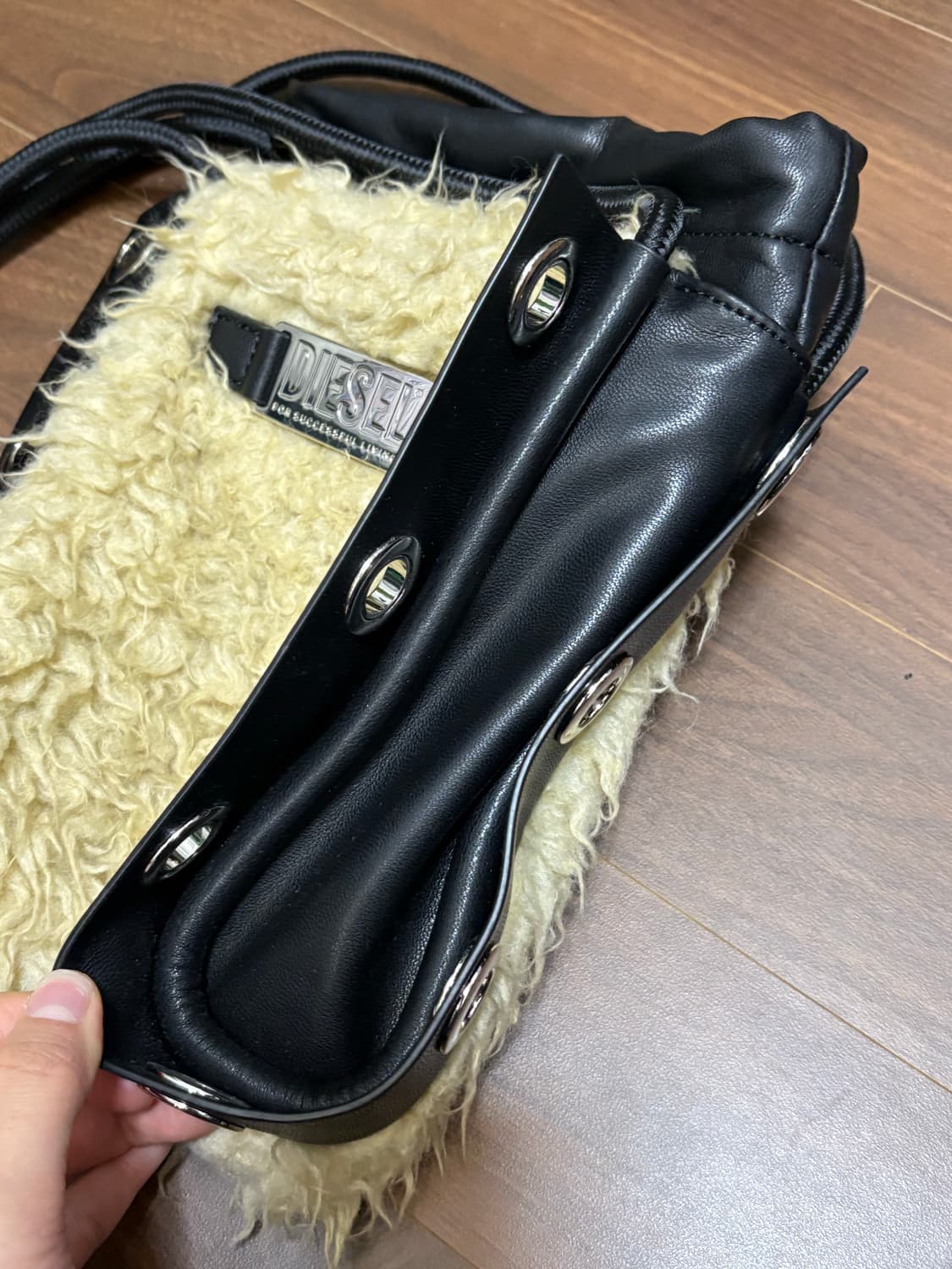 디젤 블랙 퍼 크로스백 가방 상품이미지5