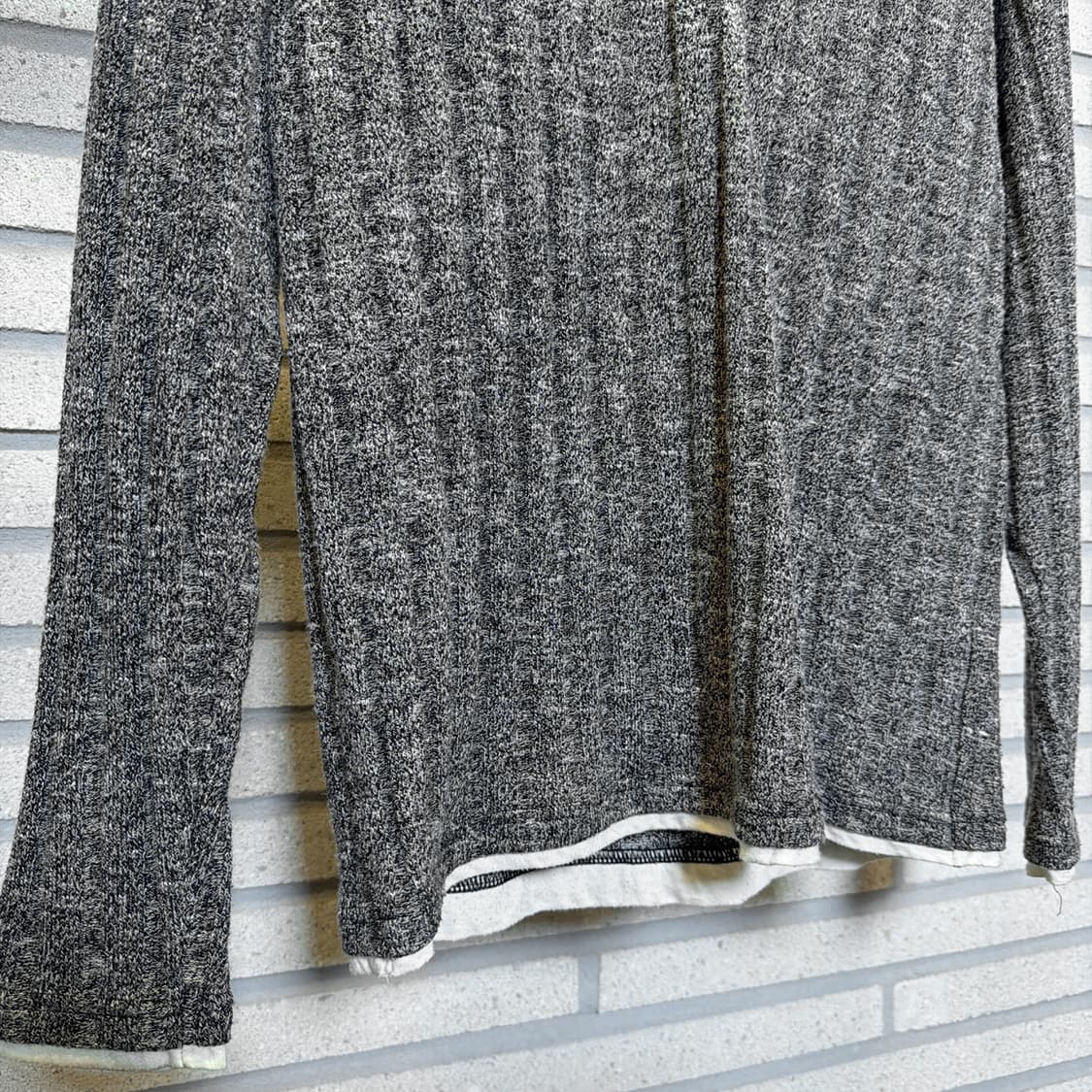 헨리넥 레이어드 긴팔 니트 미니멀버튼 디테일 그레이 상품이미지5