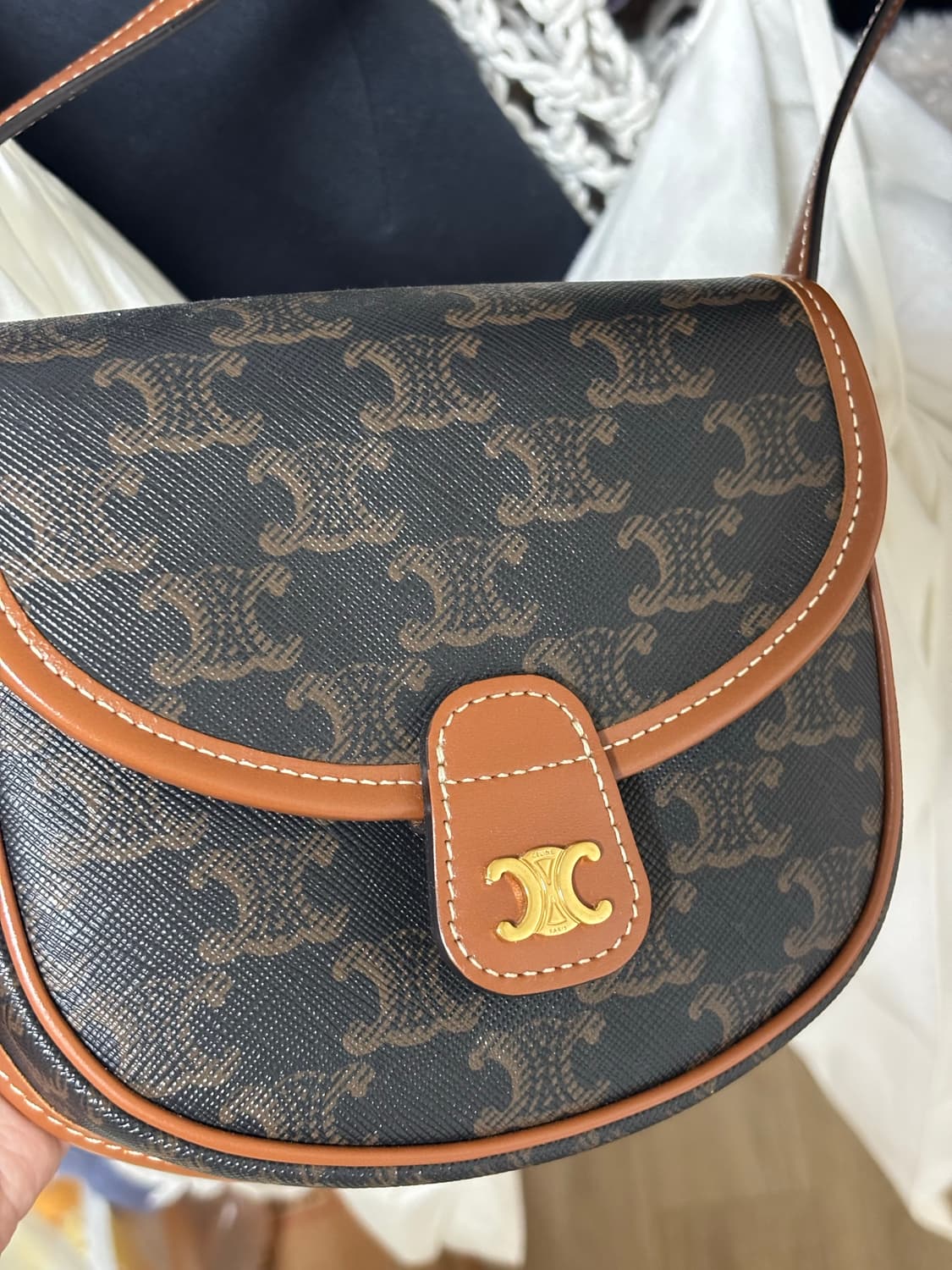 셀린느 트리오페 캔버스 미니 베사체 크로스백 상품이미지1