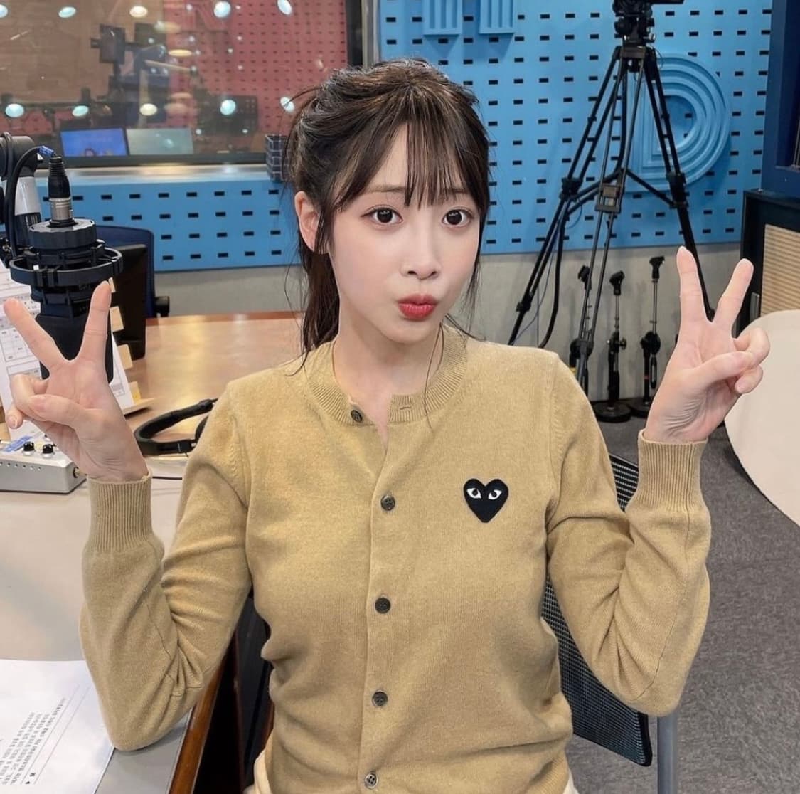 [s] 꼼데가르송 블랙 하트 와펜 가디건 베이지 여성용 상품이미지3