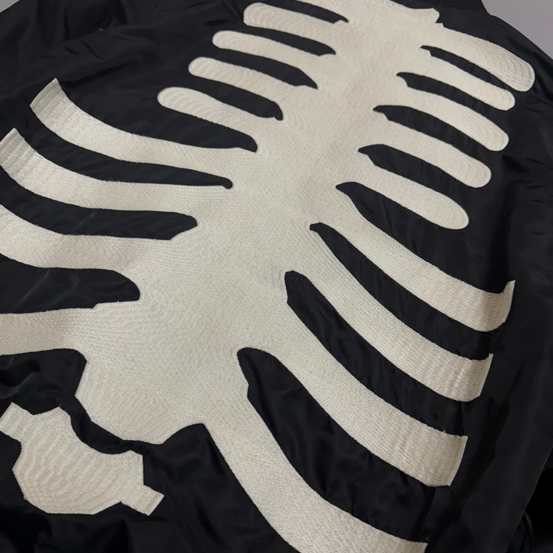 VANSON 2025 collection 블랙컬러 본 자수 나일론 트윌  상품이미지6