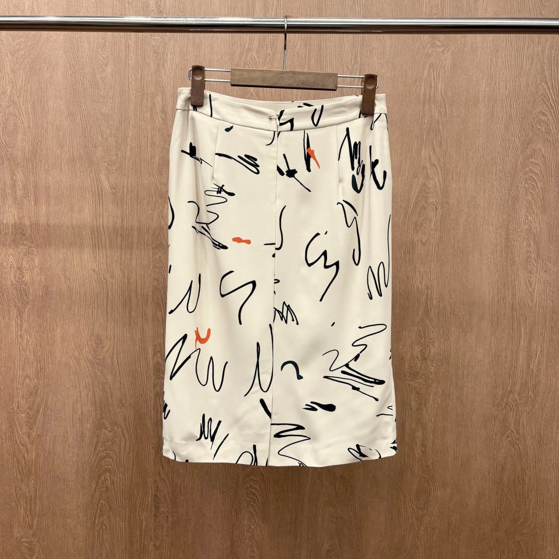 주느세콰 미디 스커트 아트 드로잉 프린트 패턴 셔링 슬릿 디테일 아이보리 상품이미지3