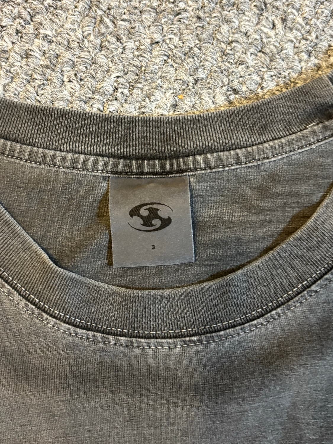 산산기어 페이디드 워싱 티셔츠 차콜 상품이미지3